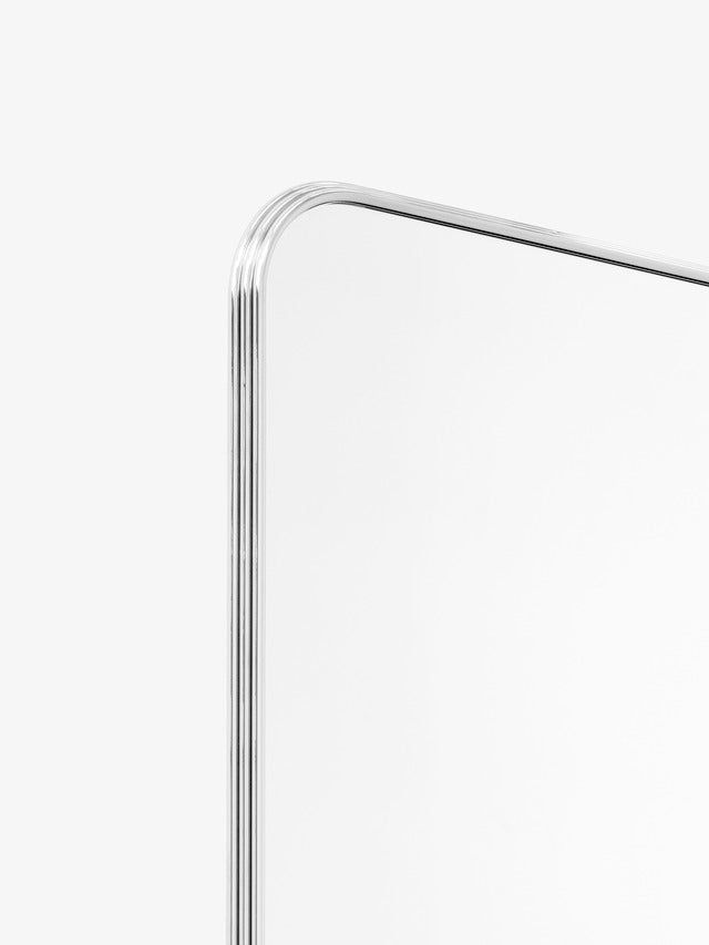 Sillón Mirror SH7 de &Tradition en acero con superficie de espejo plateado, diseño contemporáneo de Sebastian Herkner; Sillon Mirror SH7 — Sillon SH7_Chrome; Sillon Mirror SH7 — Sillon SH7_Brass; Sillon Mirror SH7 — Sillon SH7_closeup brass