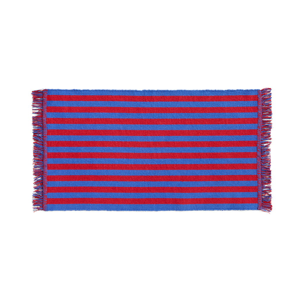 Alfombra de algodón de rayas en color rojo y azul con flecos