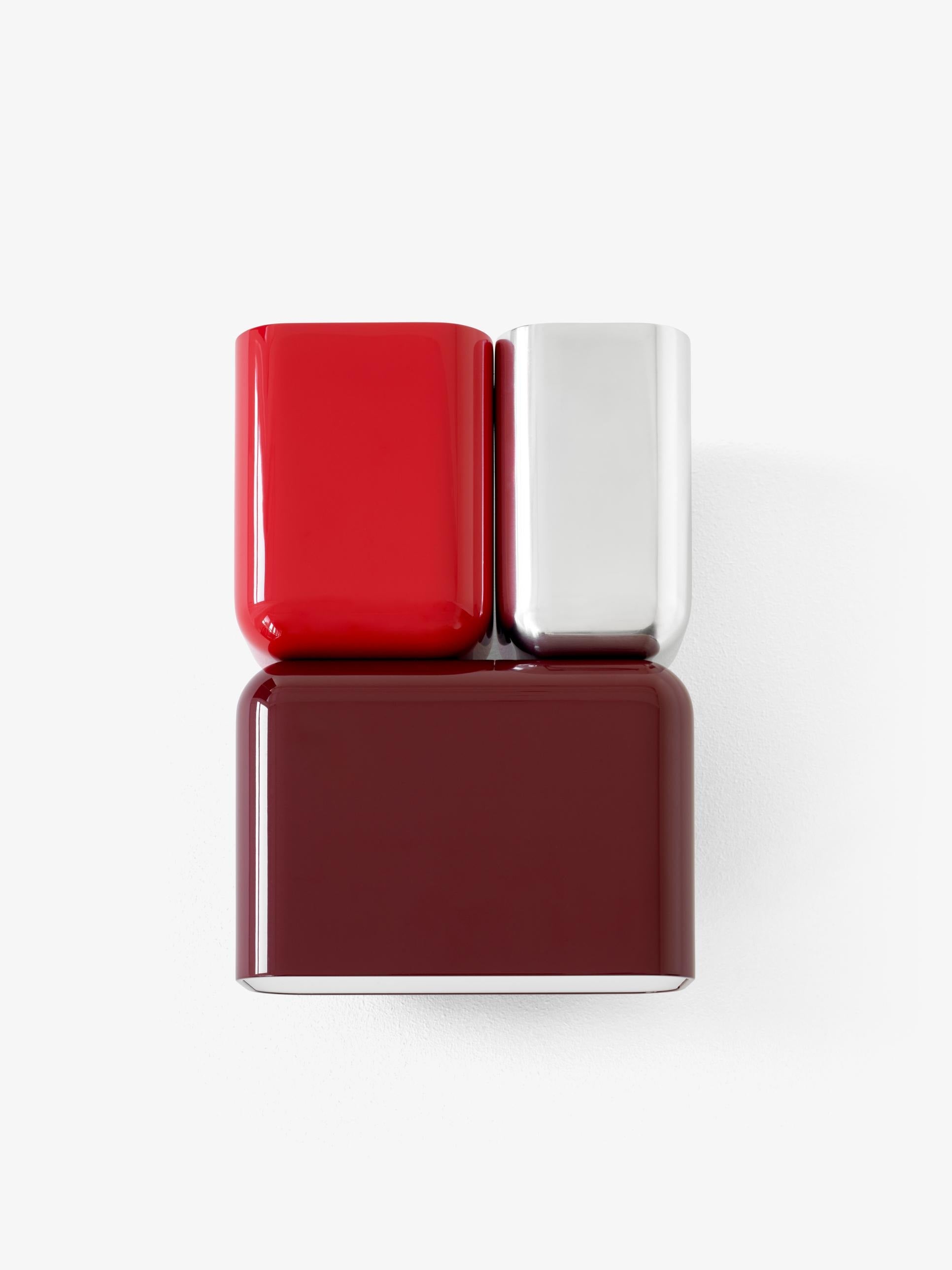 Lámpara de pared &Tradition Tabata LN10 diseñada por Luca Nichetto, estructura de aluminio con difusor de acrílico opal mate; Tabata Wall Lamp LN10 — Tabata Wall Lamp LN10_Dark Burgundy & Vermilion Red_front_light; Tabata Wall Lamp LN10 — Tabata Wall Lamp LN10_Steel Blue & Ivory_front; Tabata Wall Lamp LN10 — Tabata Wall Lamp LN10_Steel Blue & Ivory_front_light; Tabata Wall Lamp LN10 — ATD_Retail_2022_Tabata LN10_Rely HW35-HW37_Flowerpot VP3_Collect Glass SC60_Launch 2023