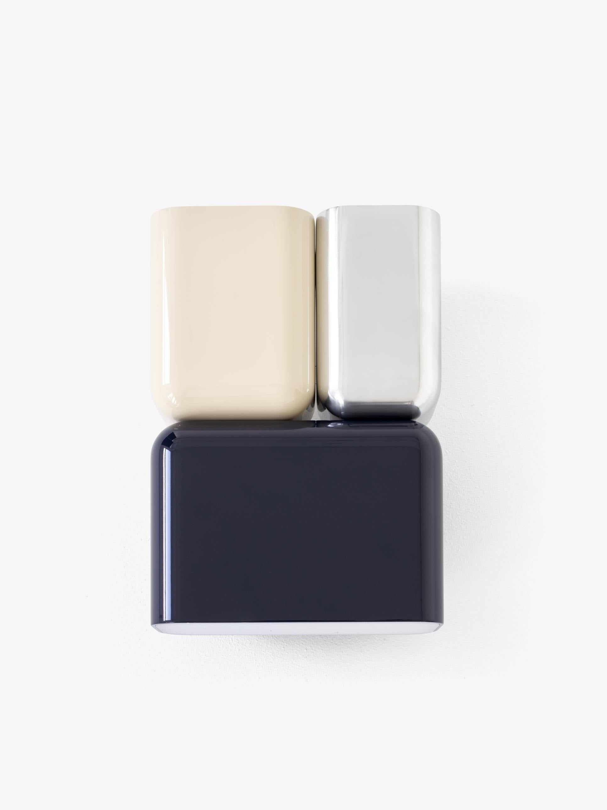 Lámpara de pared &Tradition Tabata LN10 diseñada por Luca Nichetto, estructura de aluminio con difusor de acrílico opal mate; Tabata Wall Lamp LN10 — Tabata Wall Lamp LN10_Dark Burgundy & Vermilion Red_front_light; Tabata Wall Lamp LN10 — Tabata Wall Lamp LN10_Steel Blue & Ivory_front; Tabata Wall Lamp LN10 — Tabata Wall Lamp LN10_Steel Blue & Ivory_front_light; Tabata Wall Lamp LN10 — ATD_Retail_2022_Tabata LN10_Rely HW35-HW37_Flowerpot VP3_Collect Glass SC60_Launch 2023
