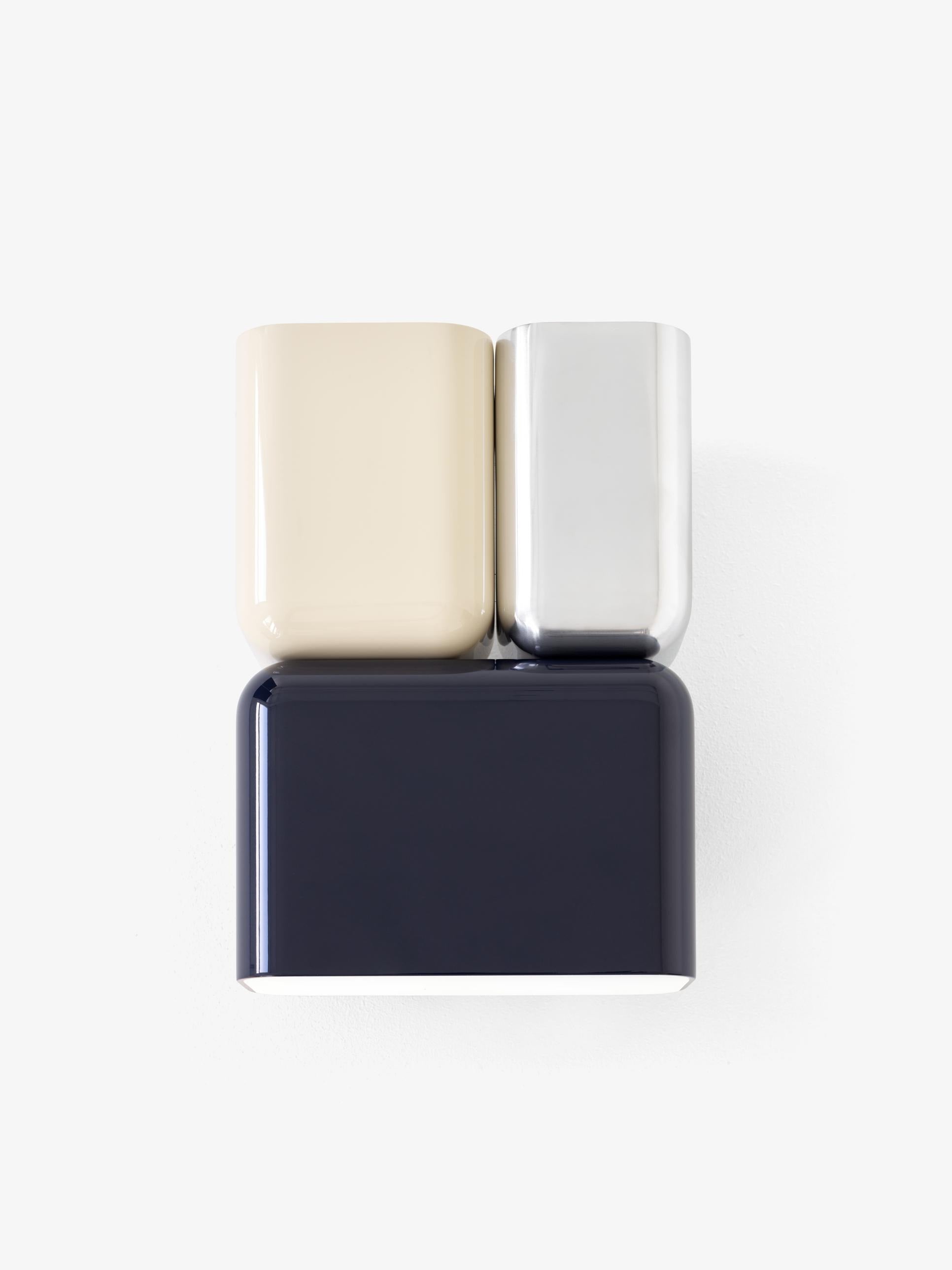 Lámpara de pared &Tradition Tabata LN10 diseñada por Luca Nichetto, estructura de aluminio con difusor de acrílico opal mate; Tabata Wall Lamp LN10 — Tabata Wall Lamp LN10_Dark Burgundy & Vermilion Red_front_light; Tabata Wall Lamp LN10 — Tabata Wall Lamp LN10_Steel Blue & Ivory_front; Tabata Wall Lamp LN10 — Tabata Wall Lamp LN10_Steel Blue & Ivory_front_light; Tabata Wall Lamp LN10 — ATD_Retail_2022_Tabata LN10_Rely HW35-HW37_Flowerpot VP3_Collect Glass SC60_Launch 2023