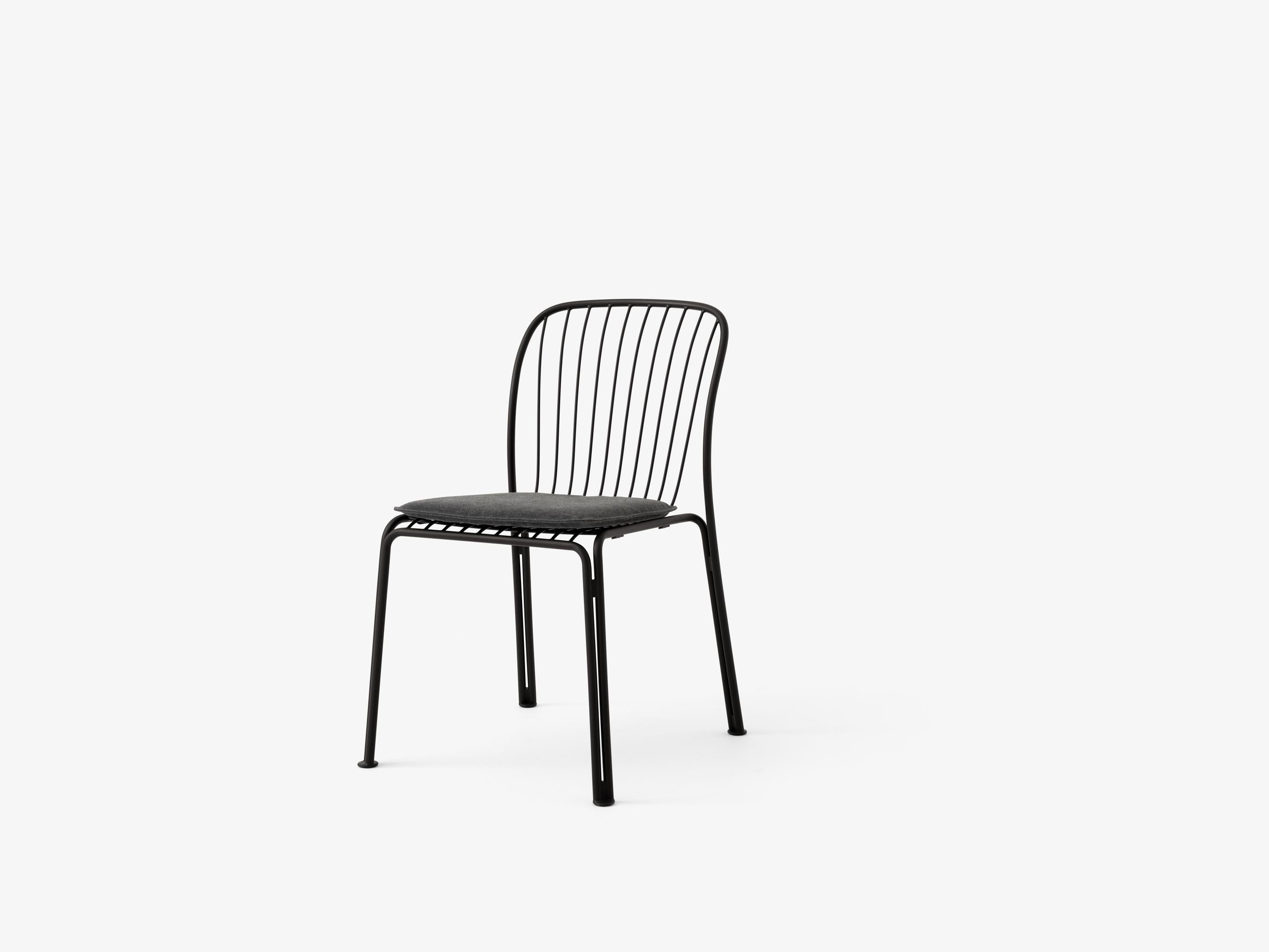 Silla exterior &Tradition Thorvald SC94 con cojín tapizado en foam y wadding, diseño escandinavo de Space Copenhagen para jar