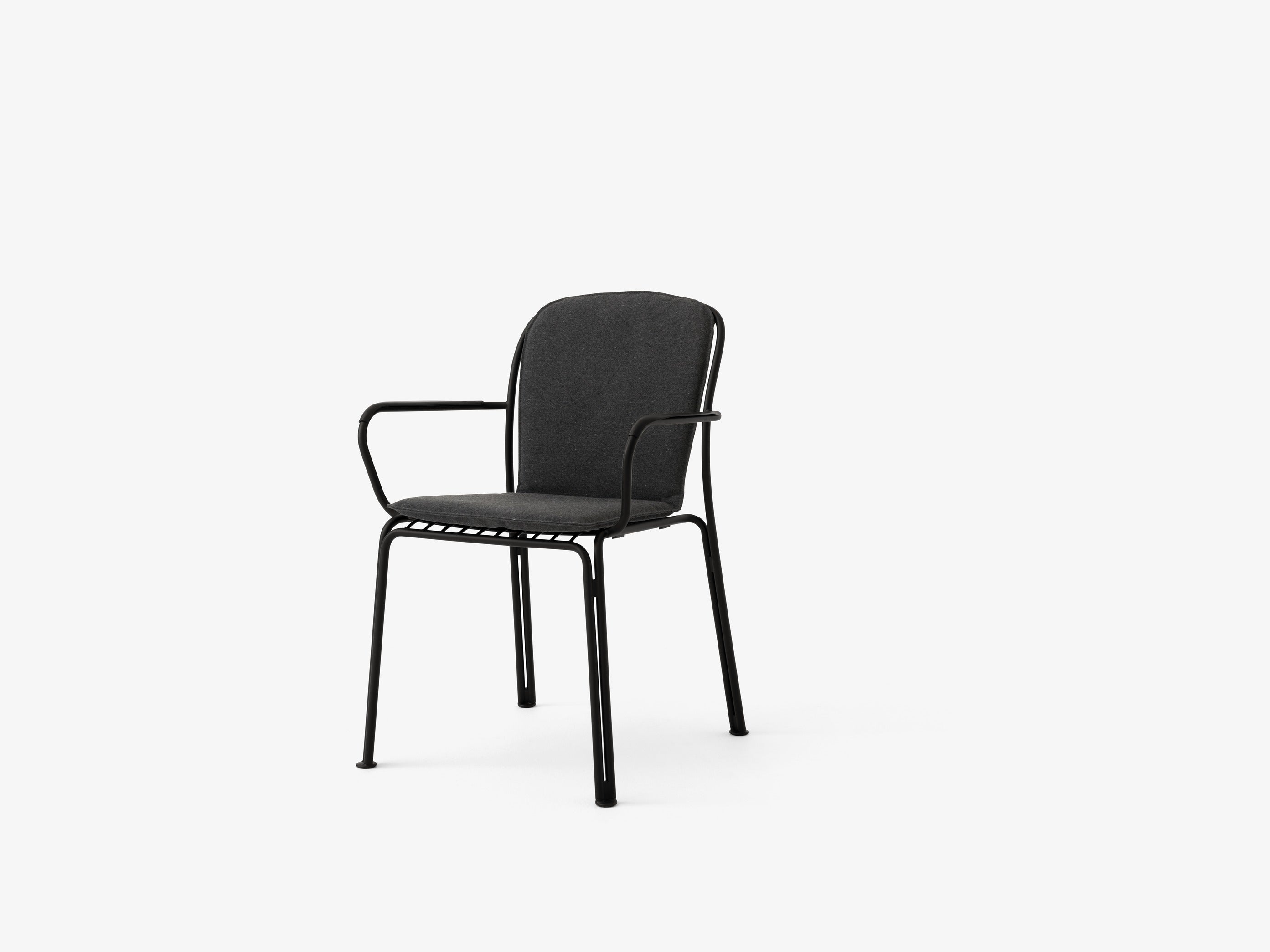 Sillón exterior Thorvald SC95 de &Tradition en acero negro, diseño minimalista escandinavo para jardín y terraza