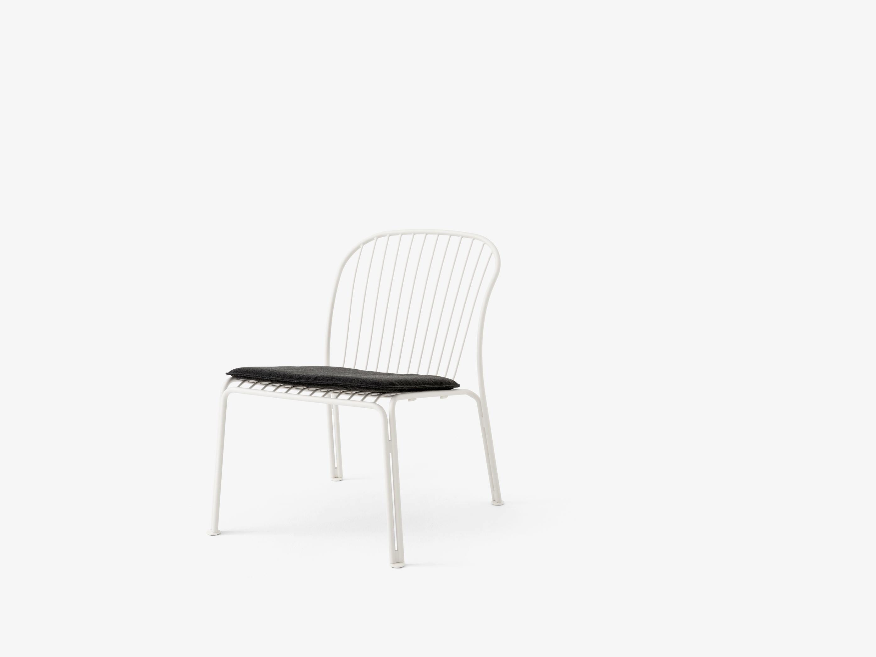 Cushion Thorvald Outdoor Lounge Chair & Armchair SC100 — Thorvald Lounge Chair SC100_Ivory_Thorvald Lounge Chair SC100-SC101 Seat Pad_Heritage Char_Angled front