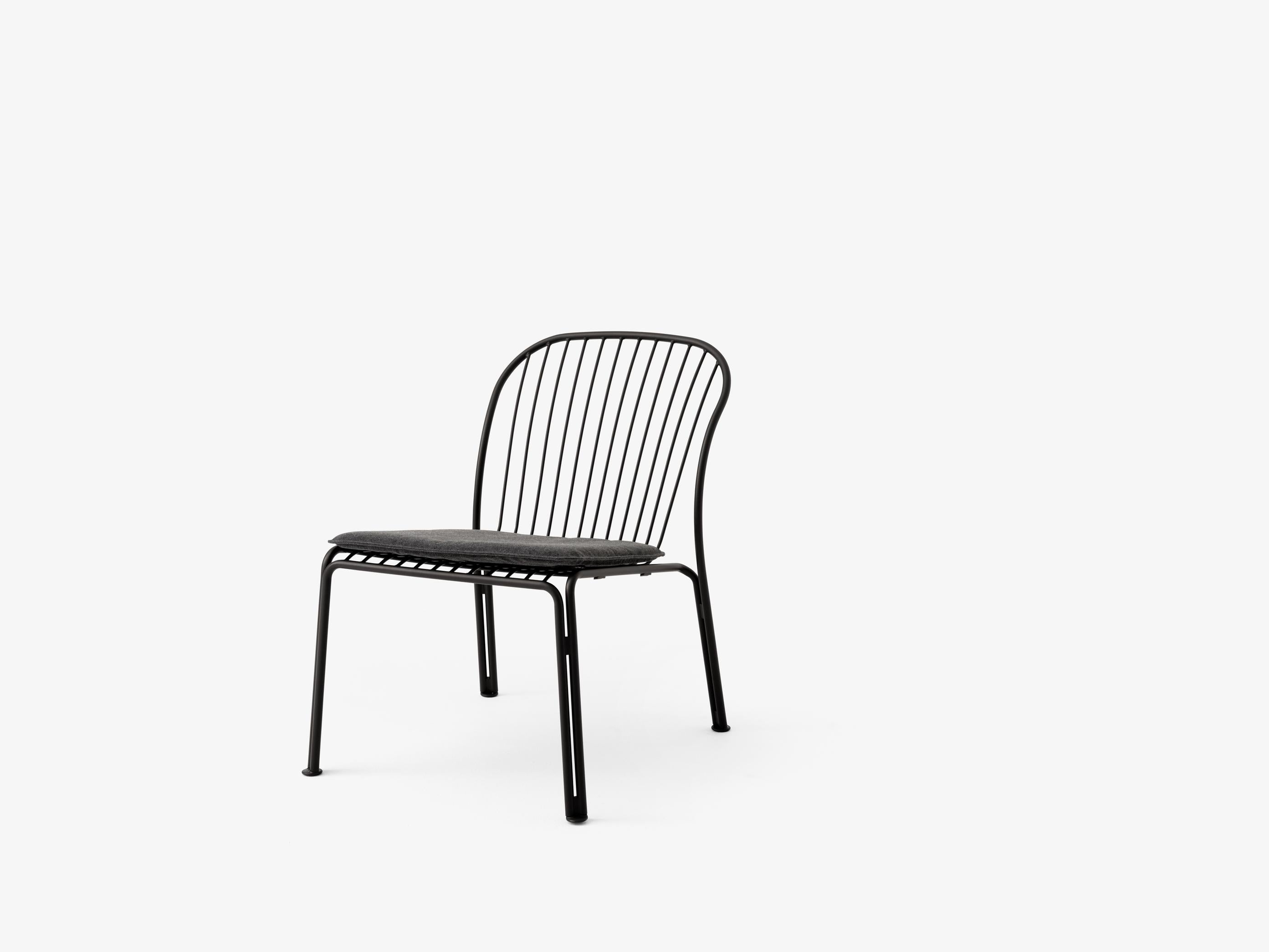 Sillón exterior &Tradition Cushion Thorvald SC100 tapizado con cojines acolchados, diseño Space Copenhagen para terraza y jar