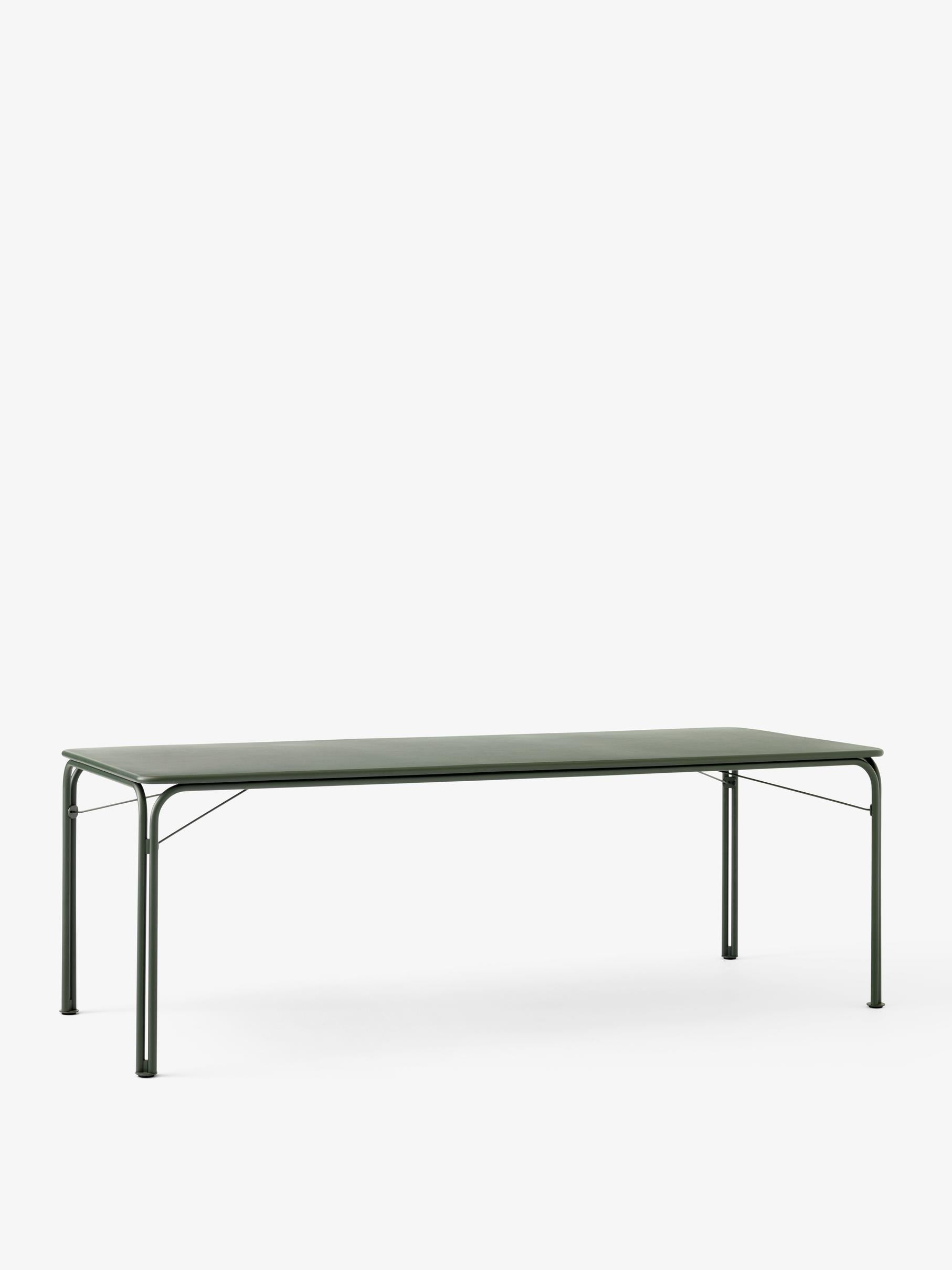 Mesa de comedor exterior &Tradition Thorvald SC99 en acero negro, diseño minimalista nórdico de Space Copenhagen para jardín; Thorvald Outdoor Dining Table SC99 — Thorvald Outdoor Dining Table SC99_Bronze Green_Angled Front; Thorvald Outdoor Dining Table SC99 — Thorvald Outdoor Dining Table SC99_Warm Black_Angled Front; Thorvald Outdoor Dining Table SC99 — ATD_Retail_2025_Thorvald SC99_Thorvald SC94_Momento Vase JH41; Thorvald Outdoor Dining Table SC99 — ATD_Retail_2025_Thorvald SC99_Collect SC79