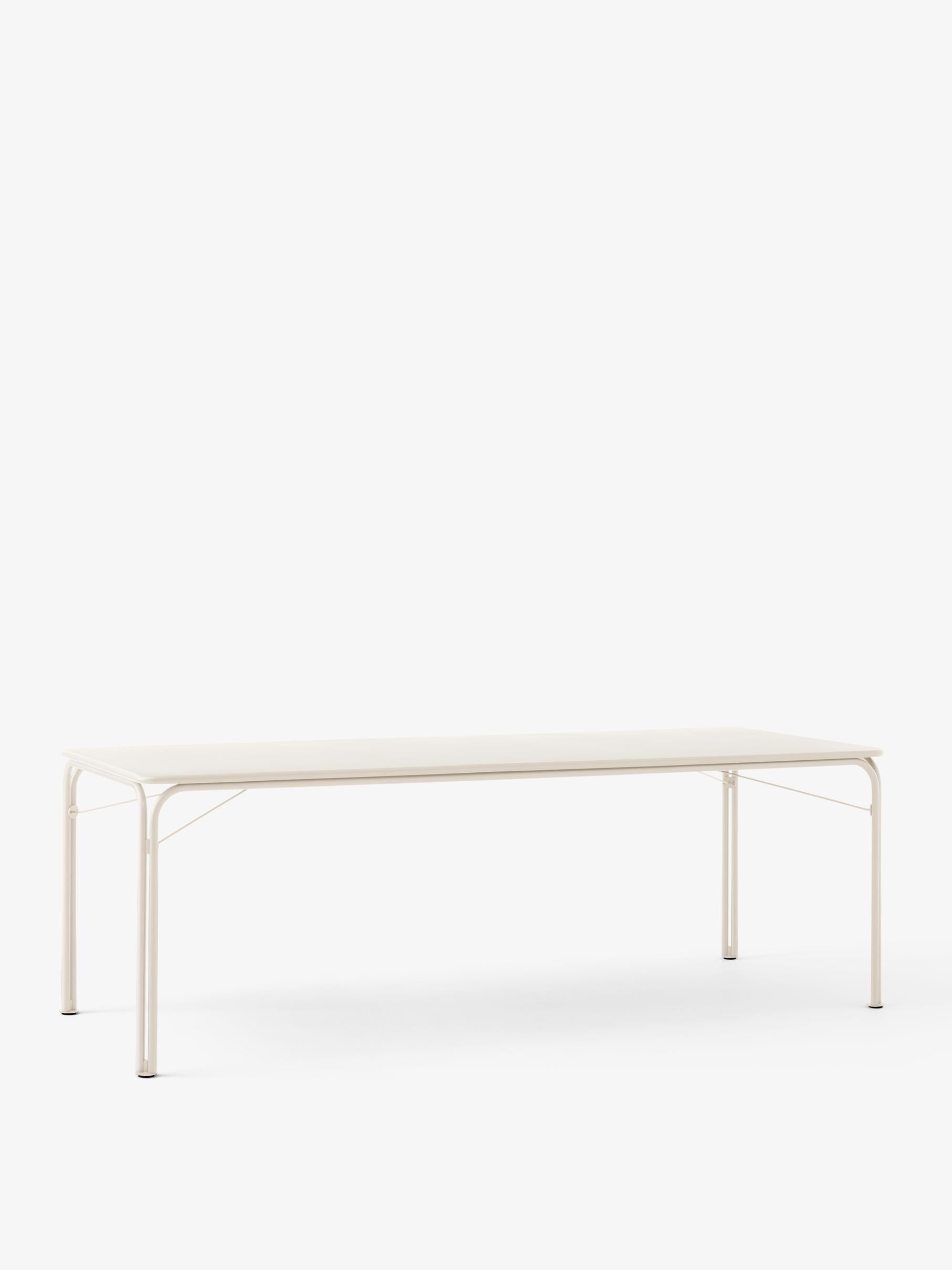 Mesa de comedor exterior &Tradition Thorvald SC99 en acero negro, diseño minimalista nórdico de Space Copenhagen para jardín; Thorvald Outdoor Dining Table SC99 — Thorvald Outdoor Dining Table SC99_Bronze Green_Angled Front; Thorvald Outdoor Dining Table SC99 — Thorvald Outdoor Dining Table SC99_Warm Black_Angled Front; Thorvald Outdoor Dining Table SC99 — ATD_Retail_2025_Thorvald SC99_Thorvald SC94_Momento Vase JH41; Thorvald Outdoor Dining Table SC99 — ATD_Retail_2025_Thorvald SC99_Collect SC79