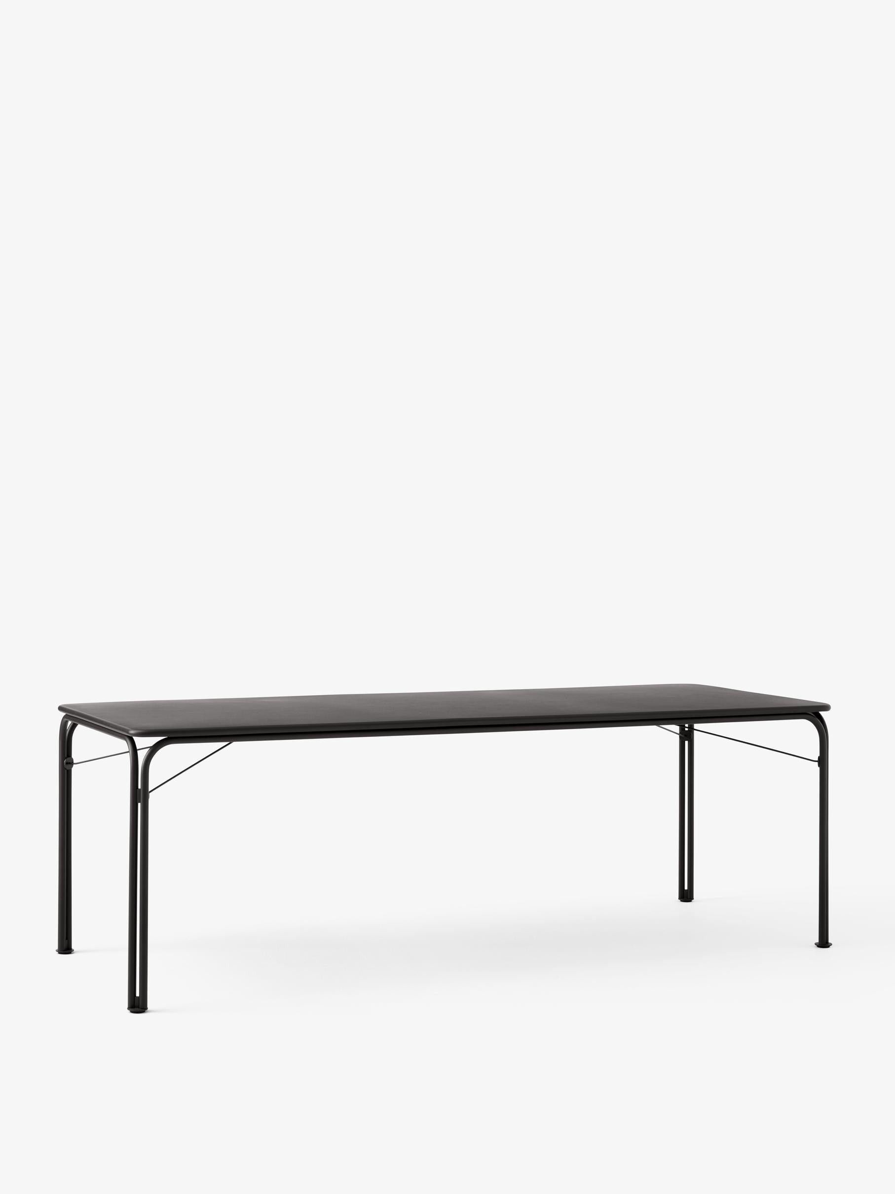 Mesa de comedor exterior &Tradition Thorvald SC99 en acero negro, diseño minimalista nórdico de Space Copenhagen para jardín; Thorvald Outdoor Dining Table SC99 — Thorvald Outdoor Dining Table SC99_Bronze Green_Angled Front; Thorvald Outdoor Dining Table SC99 — Thorvald Outdoor Dining Table SC99_Warm Black_Angled Front; Thorvald Outdoor Dining Table SC99 — ATD_Retail_2025_Thorvald SC99_Thorvald SC94_Momento Vase JH41; Thorvald Outdoor Dining Table SC99 — ATD_Retail_2025_Thorvald SC99_Collect SC79