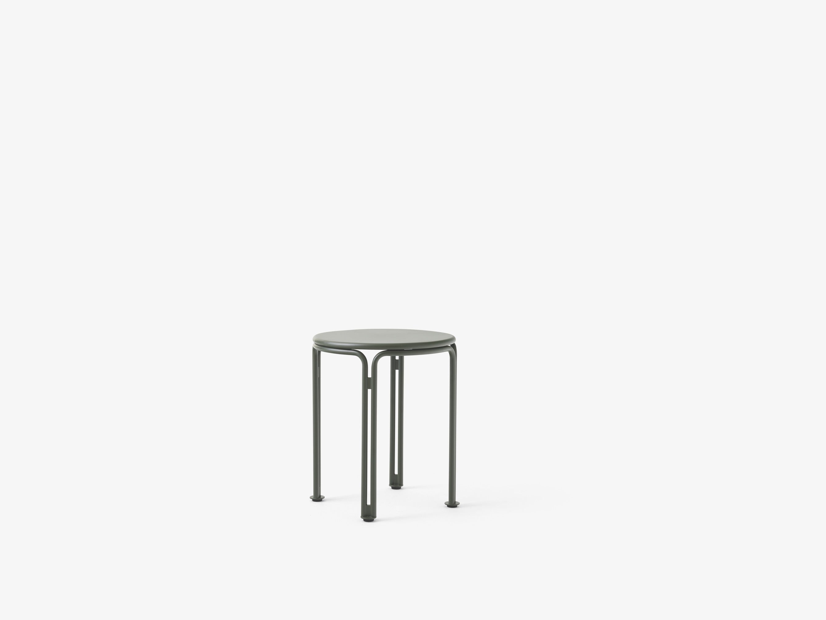 Mesa auxiliar exterior Thorvald SC102 de &Tradition en acero negro, diseño minimalista de Space Copenhagen para jardín y terr; Thorvald Outdoor Side Table SC102 — Thorvald SC102_Ivory_detail; Thorvald Outdoor Side Table SC102 — Thorvald SC102_Warm Black_detail; Thorvald Outdoor Side Table SC102 — Thorvald SC102_Bronze Green; Thorvald Outdoor Side Table SC102 — Thorvald SC102_Bronze Green_detail