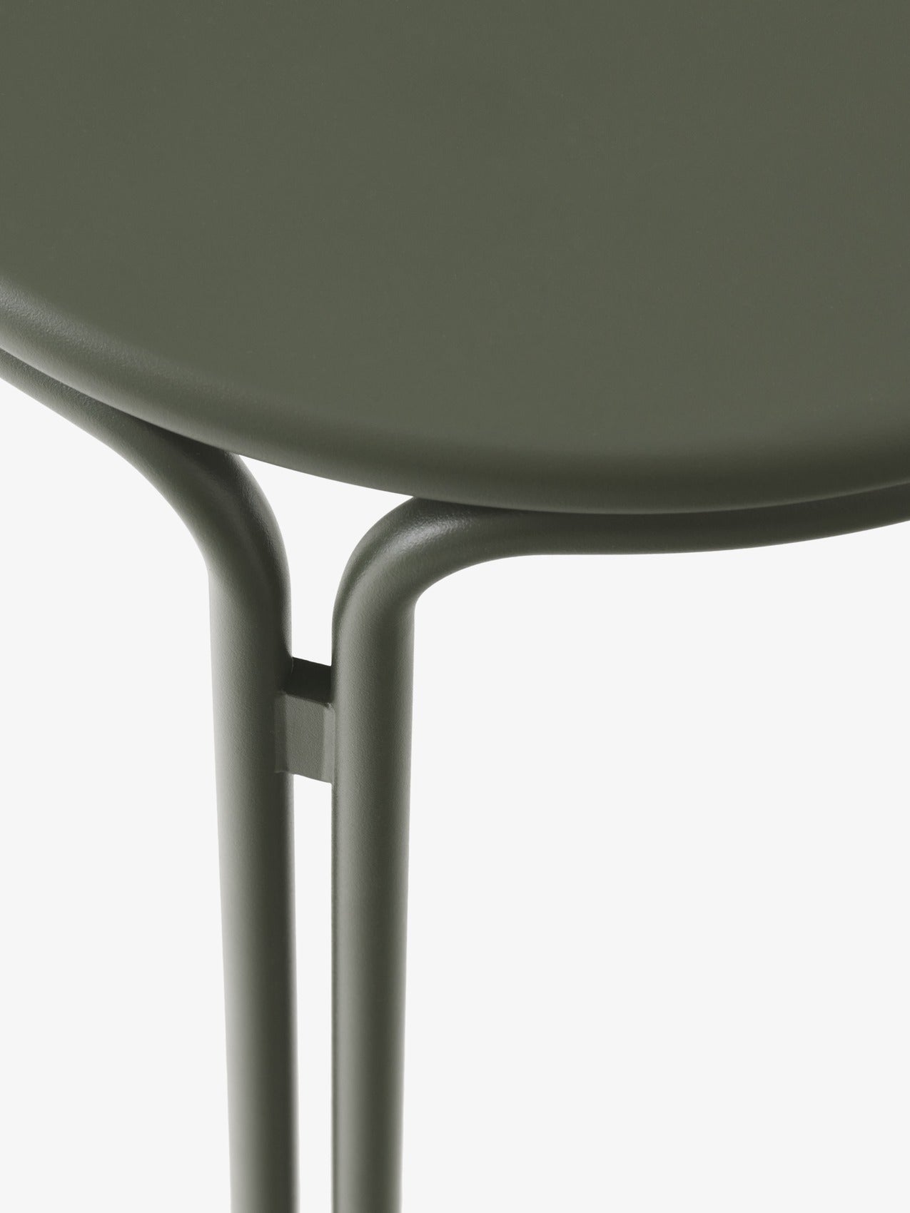 Mesa auxiliar exterior Thorvald SC102 de &Tradition en acero negro, diseño minimalista de Space Copenhagen para jardín y terr; Thorvald Outdoor Side Table SC102 — Thorvald SC102_Ivory_detail; Thorvald Outdoor Side Table SC102 — Thorvald SC102_Warm Black_detail; Thorvald Outdoor Side Table SC102 — Thorvald SC102_Bronze Green; Thorvald Outdoor Side Table SC102 — Thorvald SC102_Bronze Green_detail
