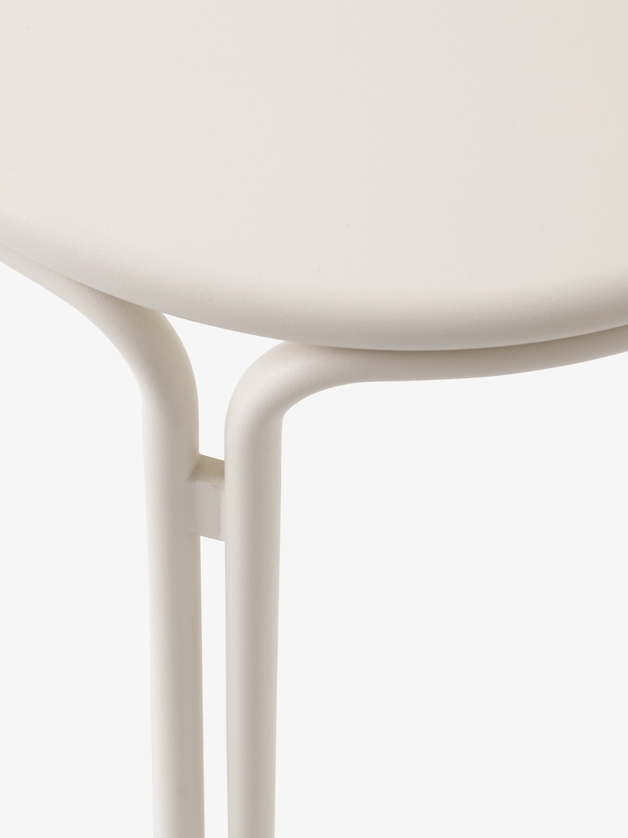 Mesa auxiliar exterior Thorvald SC102 de &Tradition en acero negro, diseño minimalista de Space Copenhagen para jardín y terr; Thorvald Outdoor Side Table SC102 — Thorvald SC102_Ivory_detail; Thorvald Outdoor Side Table SC102 — Thorvald SC102_Warm Black_detail; Thorvald Outdoor Side Table SC102 — Thorvald SC102_Bronze Green; Thorvald Outdoor Side Table SC102 — Thorvald SC102_Bronze Green_detail