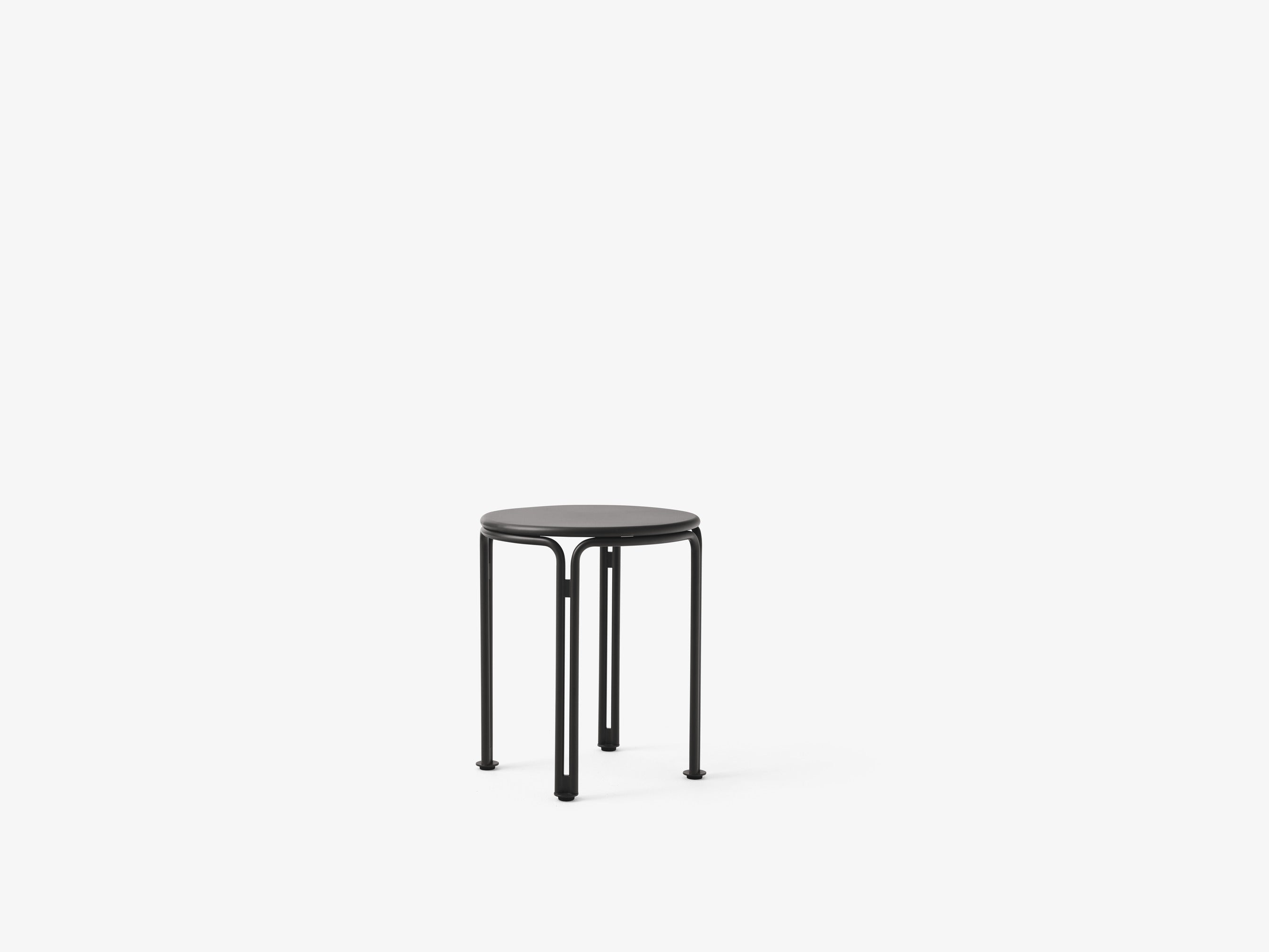 Mesa auxiliar exterior Thorvald SC102 de &Tradition en acero negro, diseño minimalista de Space Copenhagen para jardín y terr; Thorvald Outdoor Side Table SC102 — Thorvald SC102_Ivory_detail; Thorvald Outdoor Side Table SC102 — Thorvald SC102_Warm Black_detail; Thorvald Outdoor Side Table SC102 — Thorvald SC102_Bronze Green; Thorvald Outdoor Side Table SC102 — Thorvald SC102_Bronze Green_detail