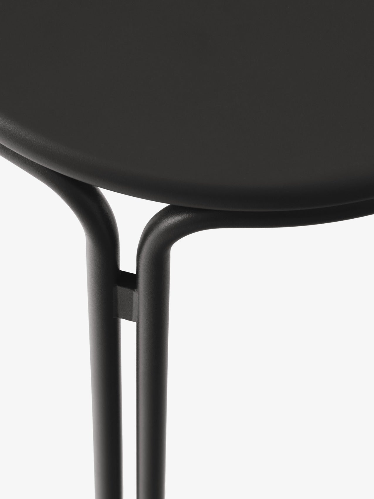 Mesa auxiliar exterior Thorvald SC102 de &Tradition en acero negro, diseño minimalista de Space Copenhagen para jardín y terr; Thorvald Outdoor Side Table SC102 — Thorvald SC102_Ivory_detail; Thorvald Outdoor Side Table SC102 — Thorvald SC102_Warm Black_detail; Thorvald Outdoor Side Table SC102 — Thorvald SC102_Bronze Green; Thorvald Outdoor Side Table SC102 — Thorvald SC102_Bronze Green_detail