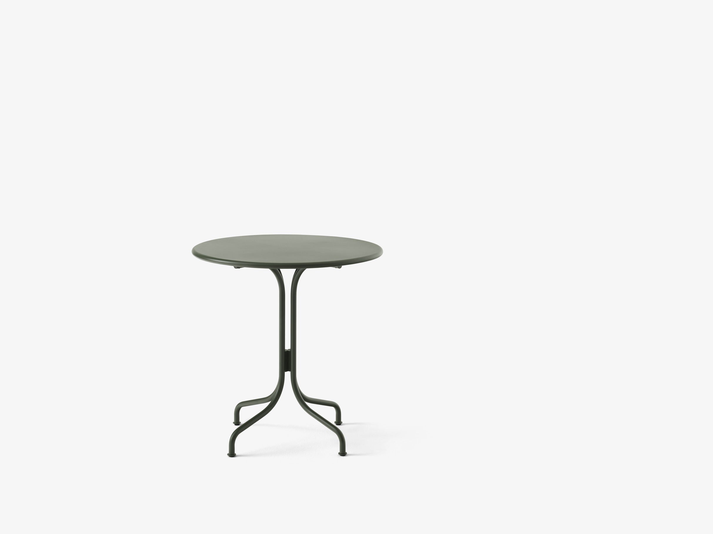 Mesa café exterior Thorvald SC96 de &Tradition en acero negro, diseño minimalista escandinavo de Space Copenhagen para terraz; Thorvald Outdoor Café Table SC96 — Thorvald SC96_Warm Black; Thorvald Outdoor Café Table SC96 — Thorvald SC96_Ivory; Thorvald Outdoor Café Table SC96 — Thorvald SC96_Warm Black_detail; Thorvald Outdoor Café Table SC96 — Thorvald SC96_Ivory_detail