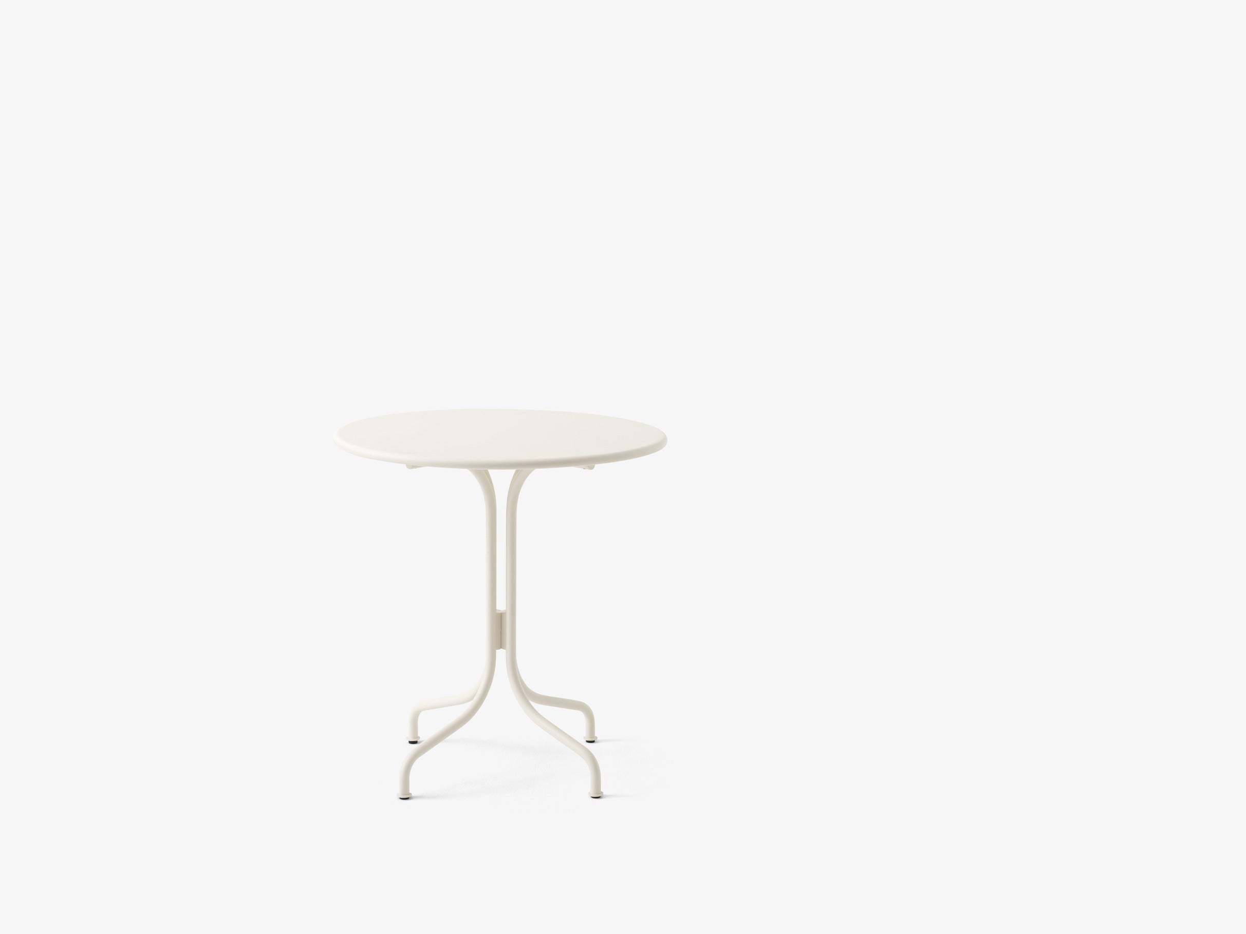 Mesa café exterior Thorvald SC96 de &Tradition en acero negro, diseño minimalista escandinavo de Space Copenhagen para terraz; Thorvald Outdoor Café Table SC96 — Thorvald SC96_Warm Black; Thorvald Outdoor Café Table SC96 — Thorvald SC96_Ivory; Thorvald Outdoor Café Table SC96 — Thorvald SC96_Warm Black_detail; Thorvald Outdoor Café Table SC96 — Thorvald SC96_Ivory_detail