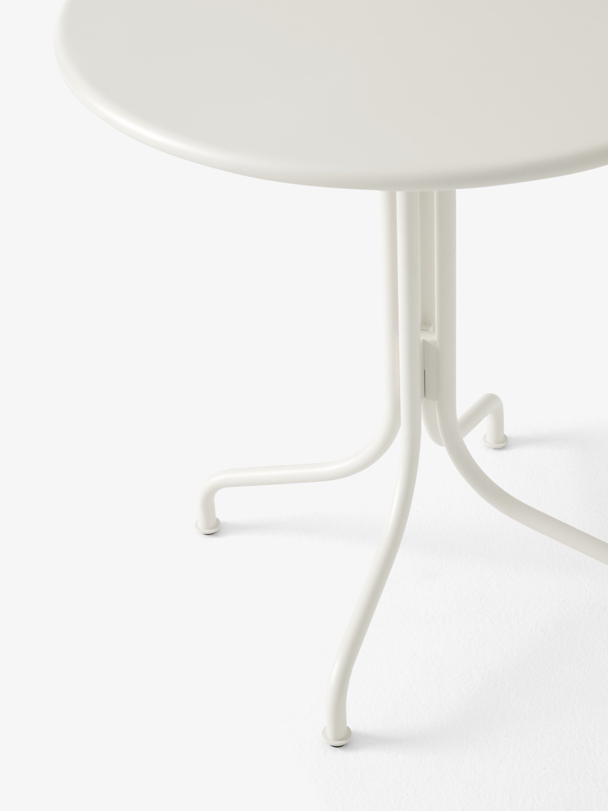 Mesa café exterior Thorvald SC96 de &Tradition en acero negro, diseño minimalista escandinavo de Space Copenhagen para terraz; Thorvald Outdoor Café Table SC96 — Thorvald SC96_Warm Black; Thorvald Outdoor Café Table SC96 — Thorvald SC96_Ivory; Thorvald Outdoor Café Table SC96 — Thorvald SC96_Warm Black_detail; Thorvald Outdoor Café Table SC96 — Thorvald SC96_Ivory_detail