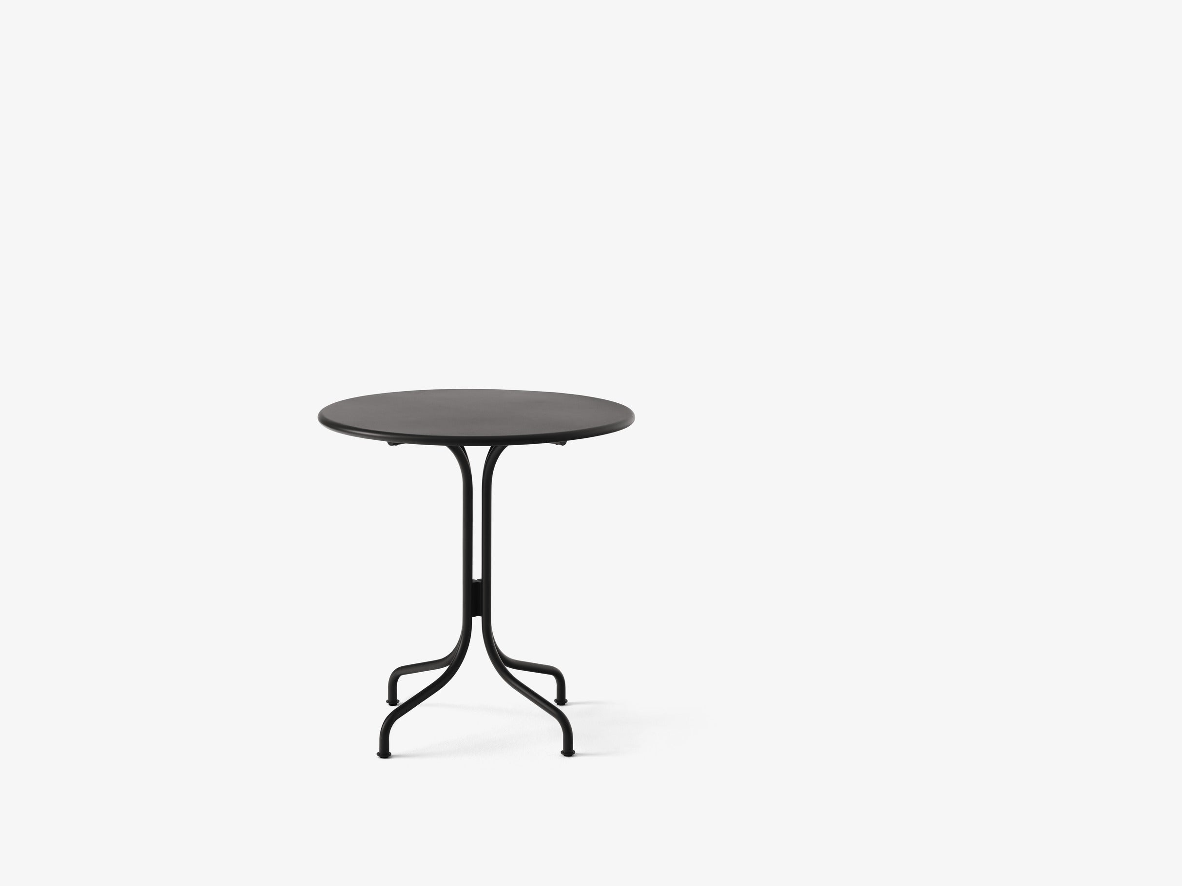 Mesa café exterior Thorvald SC96 de &Tradition en acero negro, diseño minimalista escandinavo de Space Copenhagen para terraz; Thorvald Outdoor Café Table SC96 — Thorvald SC96_Warm Black; Thorvald Outdoor Café Table SC96 — Thorvald SC96_Ivory; Thorvald Outdoor Café Table SC96 — Thorvald SC96_Warm Black_detail; Thorvald Outdoor Café Table SC96 — Thorvald SC96_Ivory_detail