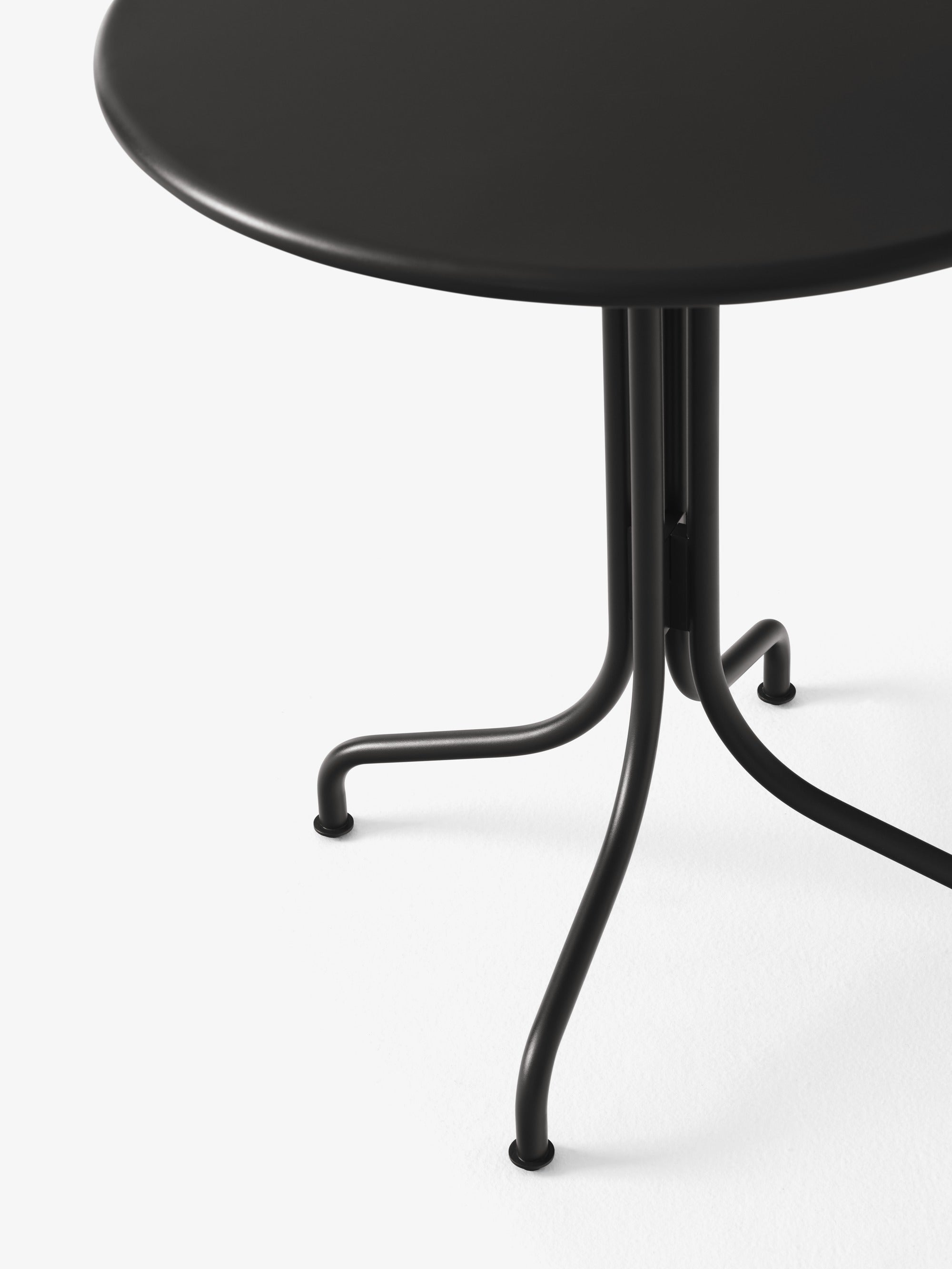 Mesa café exterior Thorvald SC96 de &Tradition en acero negro, diseño minimalista escandinavo de Space Copenhagen para terraz; Thorvald Outdoor Café Table SC96 — Thorvald SC96_Warm Black; Thorvald Outdoor Café Table SC96 — Thorvald SC96_Ivory; Thorvald Outdoor Café Table SC96 — Thorvald SC96_Warm Black_detail; Thorvald Outdoor Café Table SC96 — Thorvald SC96_Ivory_detail