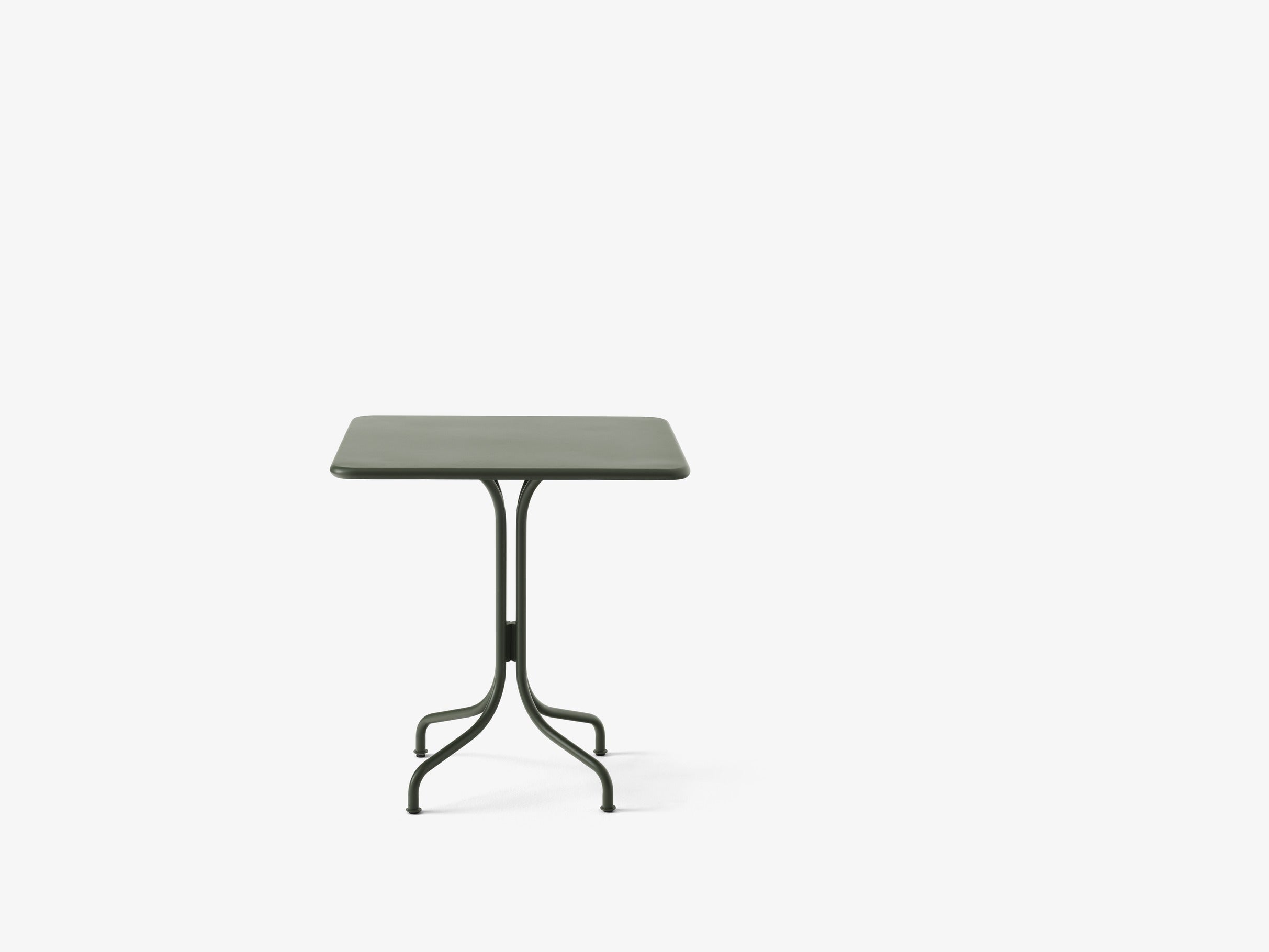 Mesa café exterior &Tradition Thorvald SC97 de acero negro con diseño minimalista escandinavo por Space Copenhagen sobre fond; Thorvald Outdoor Café Table SC97 — Thorvald SC97_Ivory_detail; Thorvald Outdoor Café Table SC97 — Thorvald SC97_Warm Black; Thorvald Outdoor Café Table SC97 — Thorvald SC97_Bronze Green_detail; Thorvald Outdoor Café Table SC97 — Thorvald SC97_Bronze Green