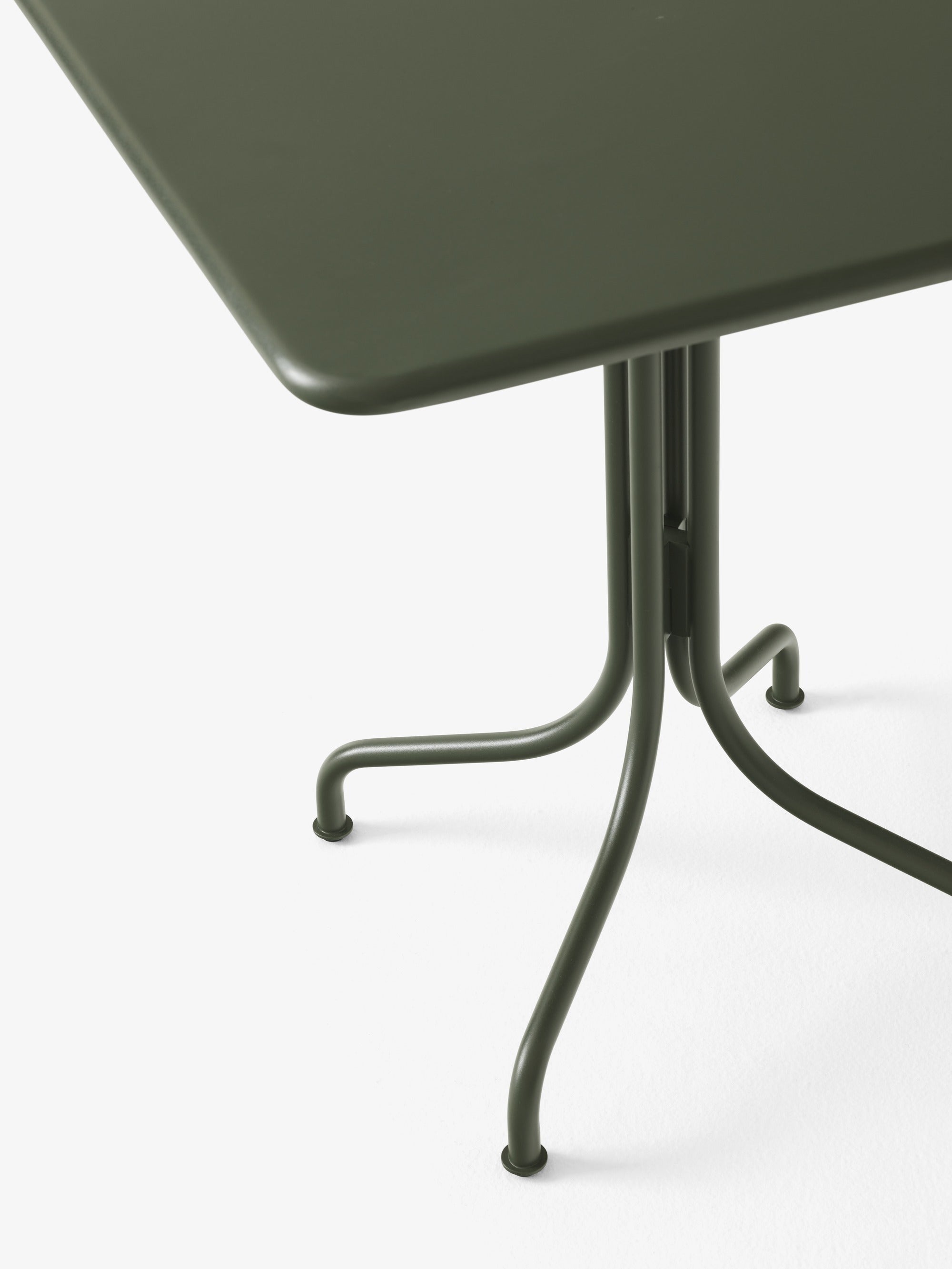 Mesa café exterior &Tradition Thorvald SC97 de acero negro con diseño minimalista escandinavo por Space Copenhagen sobre fond; Thorvald Outdoor Café Table SC97 — Thorvald SC97_Ivory_detail; Thorvald Outdoor Café Table SC97 — Thorvald SC97_Warm Black; Thorvald Outdoor Café Table SC97 — Thorvald SC97_Bronze Green_detail; Thorvald Outdoor Café Table SC97 — Thorvald SC97_Bronze Green