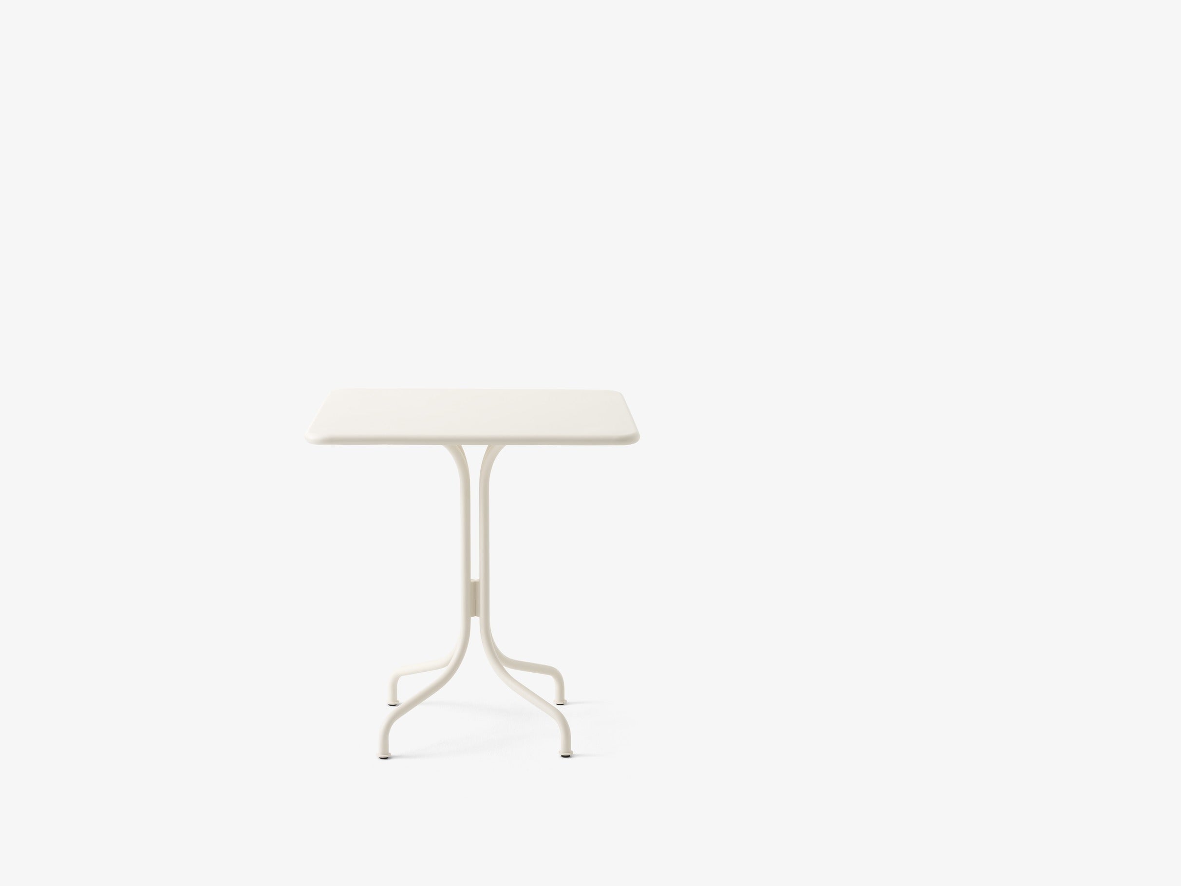 Mesa café exterior &Tradition Thorvald SC97 de acero negro con diseño minimalista escandinavo por Space Copenhagen sobre fond; Thorvald Outdoor Café Table SC97 — Thorvald SC97_Ivory_detail; Thorvald Outdoor Café Table SC97 — Thorvald SC97_Warm Black; Thorvald Outdoor Café Table SC97 — Thorvald SC97_Bronze Green_detail; Thorvald Outdoor Café Table SC97 — Thorvald SC97_Bronze Green