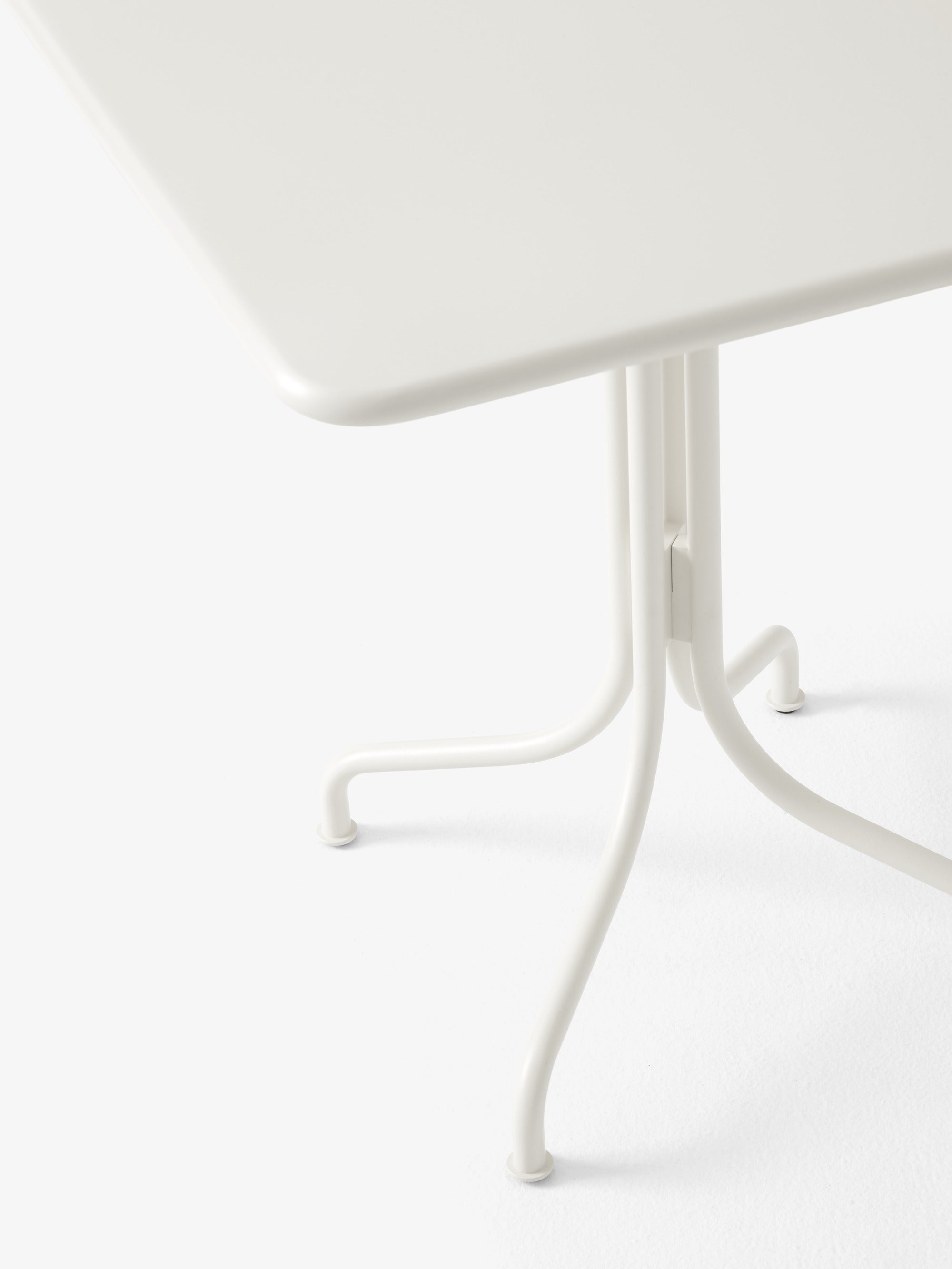 Mesa café exterior &Tradition Thorvald SC97 de acero negro con diseño minimalista escandinavo por Space Copenhagen sobre fond; Thorvald Outdoor Café Table SC97 — Thorvald SC97_Ivory_detail; Thorvald Outdoor Café Table SC97 — Thorvald SC97_Warm Black; Thorvald Outdoor Café Table SC97 — Thorvald SC97_Bronze Green_detail; Thorvald Outdoor Café Table SC97 — Thorvald SC97_Bronze Green
