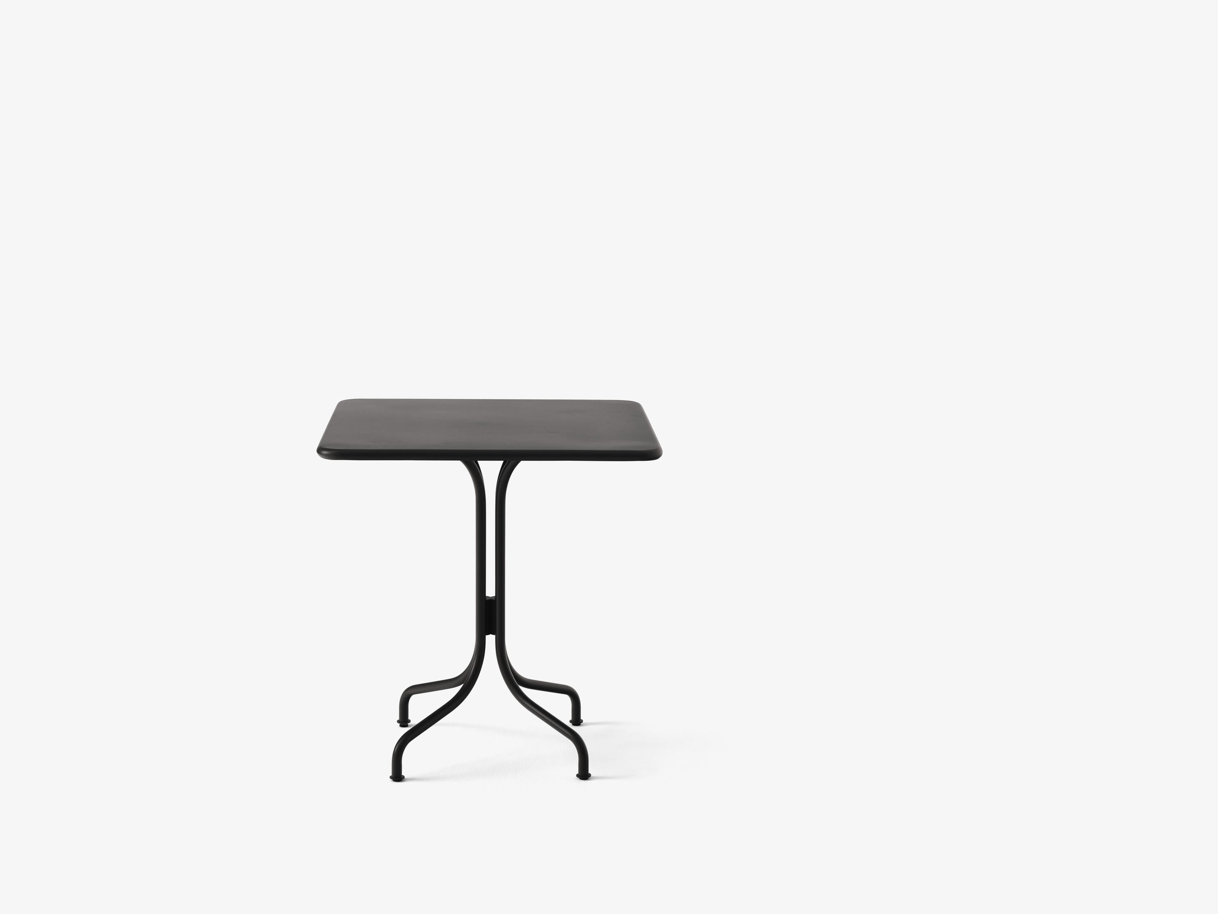 Mesa café exterior &Tradition Thorvald SC97 de acero negro con diseño minimalista escandinavo por Space Copenhagen sobre fond; Thorvald Outdoor Café Table SC97 — Thorvald SC97_Ivory_detail; Thorvald Outdoor Café Table SC97 — Thorvald SC97_Warm Black; Thorvald Outdoor Café Table SC97 — Thorvald SC97_Bronze Green_detail; Thorvald Outdoor Café Table SC97 — Thorvald SC97_Bronze Green
