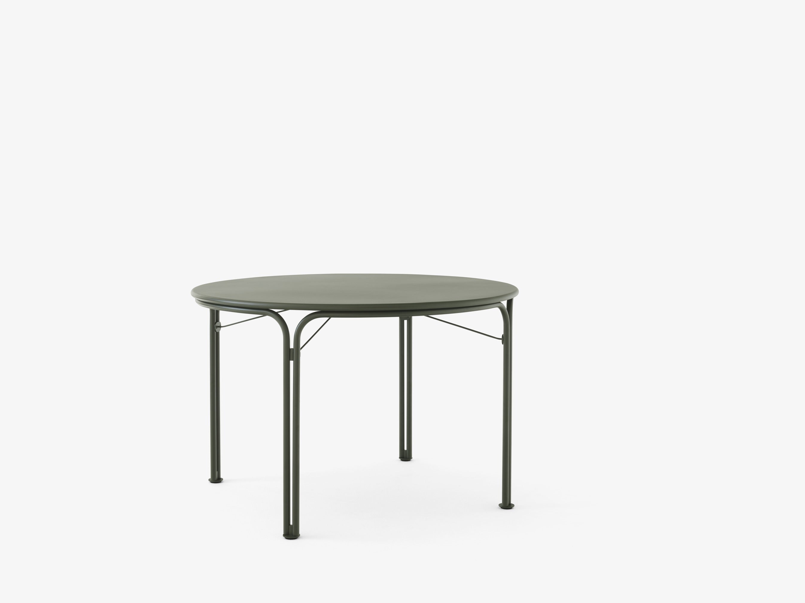 Mesa de comedor exterior &Tradition Thorvald SC98 de acero negro con diseño nórdico minimalista de Space Copenhagen; Thorvald Outdoor Dining Table SC98 — Thorvald SC98_Warm Black; Thorvald Outdoor Dining Table SC98 — Thorvald SC98_Warm Black_detail; Thorvald Outdoor Dining Table SC98 — Thorvald SC98_Bronze Green_detail; Thorvald Outdoor Dining Table SC98 — Thorvald SC98_Bronze Green