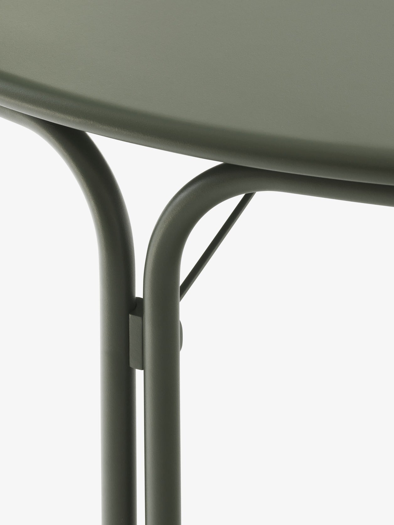 Mesa de comedor exterior &Tradition Thorvald SC98 de acero negro con diseño nórdico minimalista de Space Copenhagen; Thorvald Outdoor Dining Table SC98 — Thorvald SC98_Warm Black; Thorvald Outdoor Dining Table SC98 — Thorvald SC98_Warm Black_detail; Thorvald Outdoor Dining Table SC98 — Thorvald SC98_Bronze Green_detail; Thorvald Outdoor Dining Table SC98 — Thorvald SC98_Bronze Green
