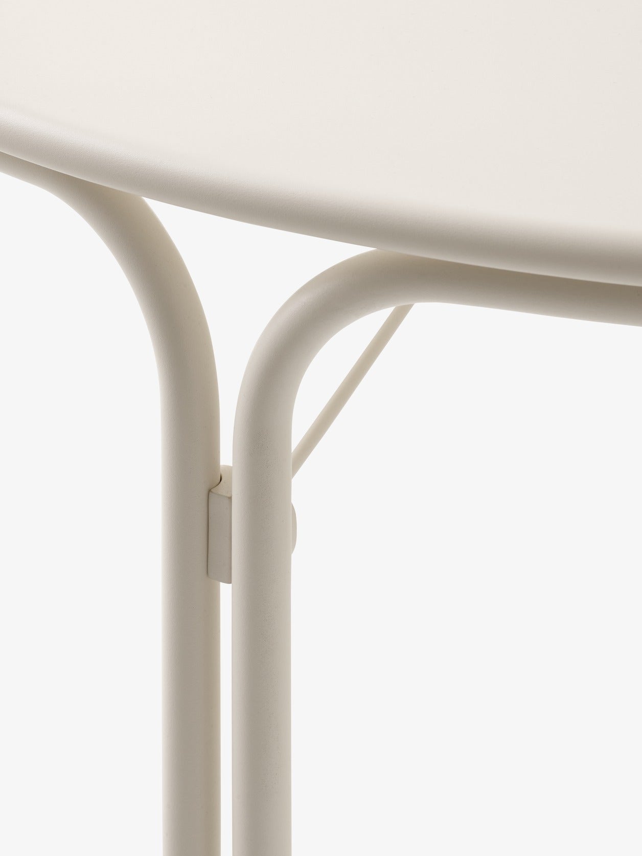 Mesa de comedor exterior &Tradition Thorvald SC98 de acero negro con diseño nórdico minimalista de Space Copenhagen; Thorvald Outdoor Dining Table SC98 — Thorvald SC98_Warm Black; Thorvald Outdoor Dining Table SC98 — Thorvald SC98_Warm Black_detail; Thorvald Outdoor Dining Table SC98 — Thorvald SC98_Bronze Green_detail; Thorvald Outdoor Dining Table SC98 — Thorvald SC98_Bronze Green