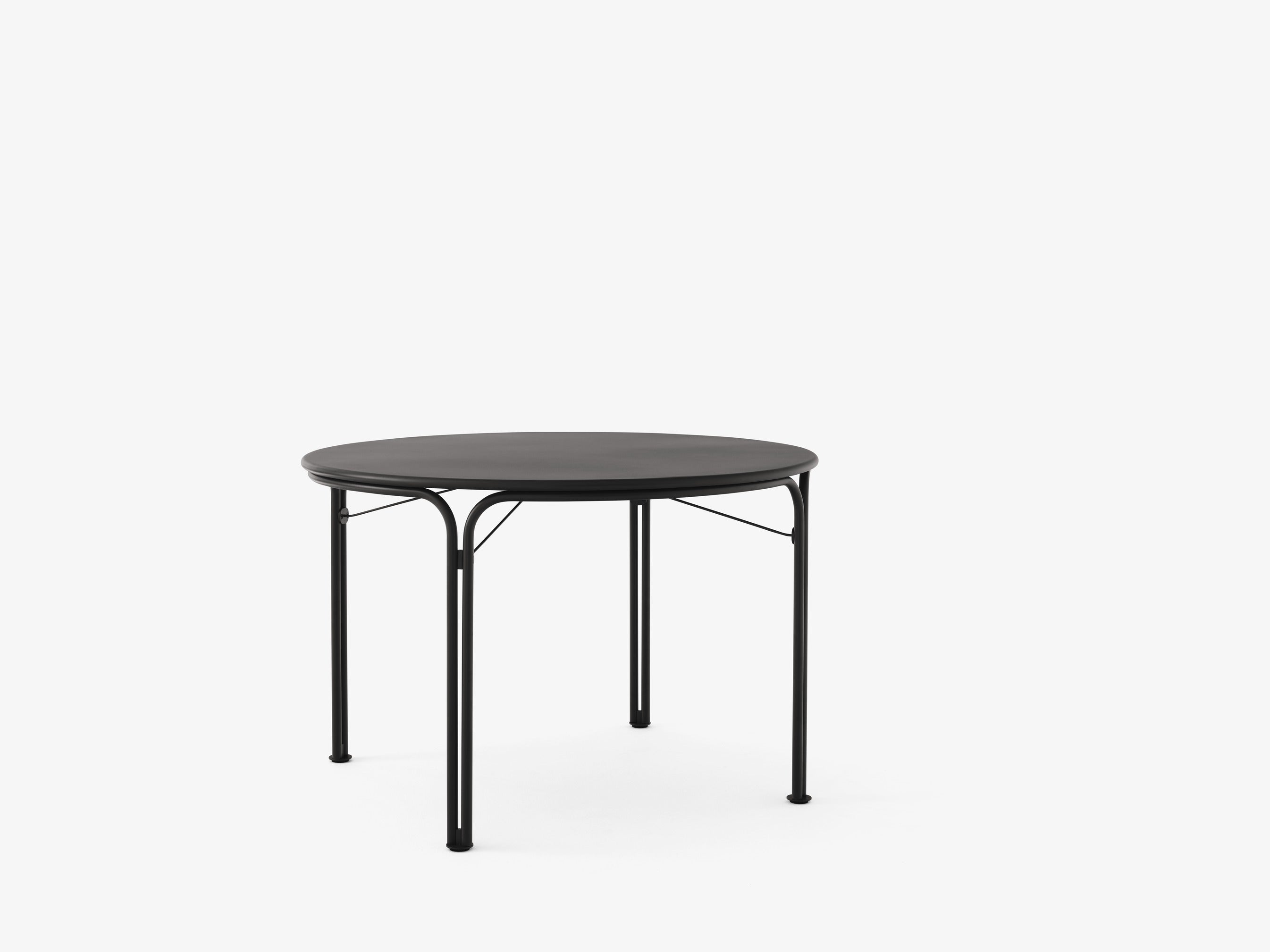 Mesa de comedor exterior &Tradition Thorvald SC98 de acero negro con diseño nórdico minimalista de Space Copenhagen; Thorvald Outdoor Dining Table SC98 — Thorvald SC98_Warm Black; Thorvald Outdoor Dining Table SC98 — Thorvald SC98_Warm Black_detail; Thorvald Outdoor Dining Table SC98 — Thorvald SC98_Bronze Green_detail; Thorvald Outdoor Dining Table SC98 — Thorvald SC98_Bronze Green