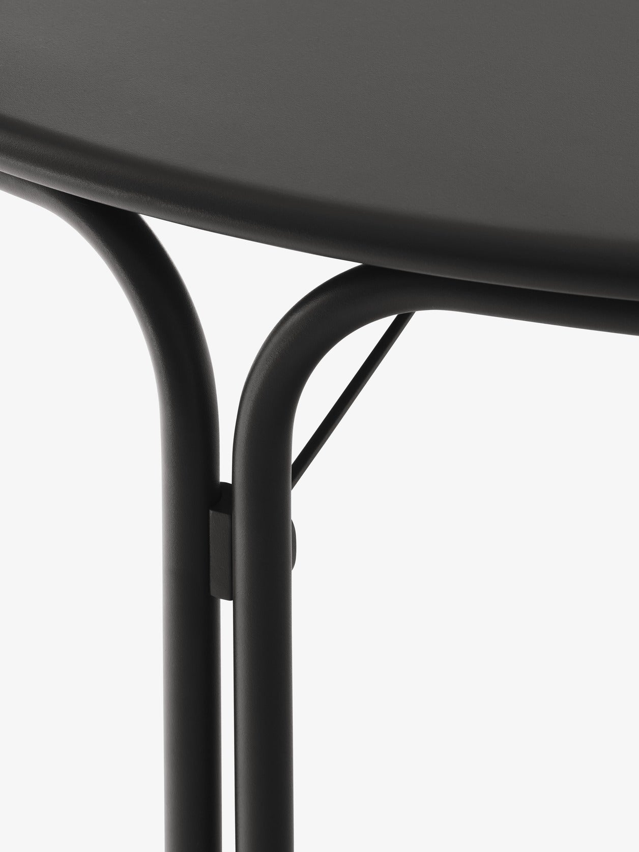 Mesa de comedor exterior &Tradition Thorvald SC98 de acero negro con diseño nórdico minimalista de Space Copenhagen; Thorvald Outdoor Dining Table SC98 — Thorvald SC98_Warm Black; Thorvald Outdoor Dining Table SC98 — Thorvald SC98_Warm Black_detail; Thorvald Outdoor Dining Table SC98 — Thorvald SC98_Bronze Green_detail; Thorvald Outdoor Dining Table SC98 — Thorvald SC98_Bronze Green