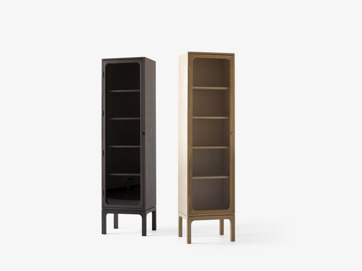 Vitrina individual &Tradition Trace SC87 de roble macizo con puertas de cristal y estructura de acero con detalles en latón d; Trace Single Cabinet SC87 — Trace SC87 &amp; SC88_Oak; Trace Single Cabinet SC87 — Trace SC87_Dark Stained Oak &amp; Oak; Trace Single Cabinet SC87 — Trace SC87 &amp; SC88_Dark Stained Oak_detail; Trace Single Cabinet SC87 — Trace SC87_Oak_detail