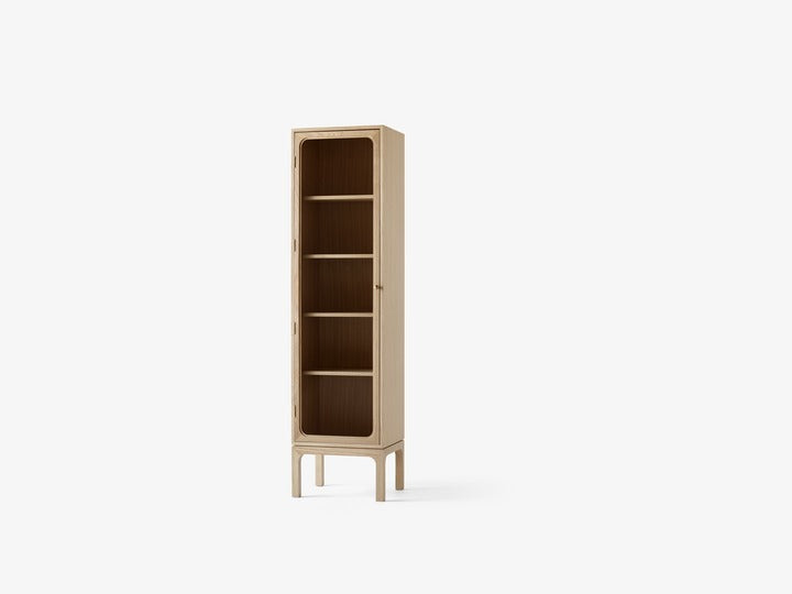 Vitrina individual &Tradition Trace SC87 de roble macizo con puertas de cristal y estructura de acero con detalles en latón d; Trace Single Cabinet SC87 — Trace SC87 &amp; SC88_Oak; Trace Single Cabinet SC87 — Trace SC87_Dark Stained Oak &amp; Oak; Trace Single Cabinet SC87 — Trace SC87 &amp; SC88_Dark Stained Oak_detail; Trace Single Cabinet SC87 — Trace SC87_Oak_detail