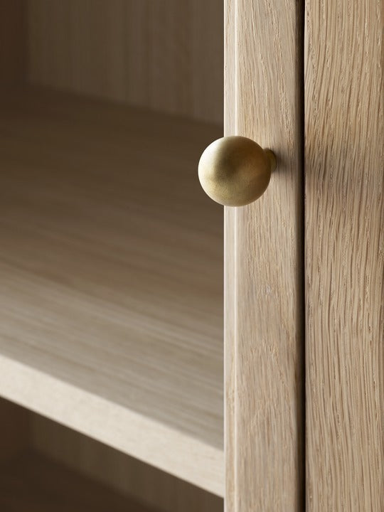 Vitrina individual &Tradition Trace SC87 de roble macizo con puertas de cristal y estructura de acero con detalles en latón d; Trace Single Cabinet SC87 — Trace SC87 &amp; SC88_Oak; Trace Single Cabinet SC87 — Trace SC87_Dark Stained Oak &amp; Oak; Trace Single Cabinet SC87 — Trace SC87 &amp; SC88_Dark Stained Oak_detail; Trace Single Cabinet SC87 — Trace SC87_Oak_detail