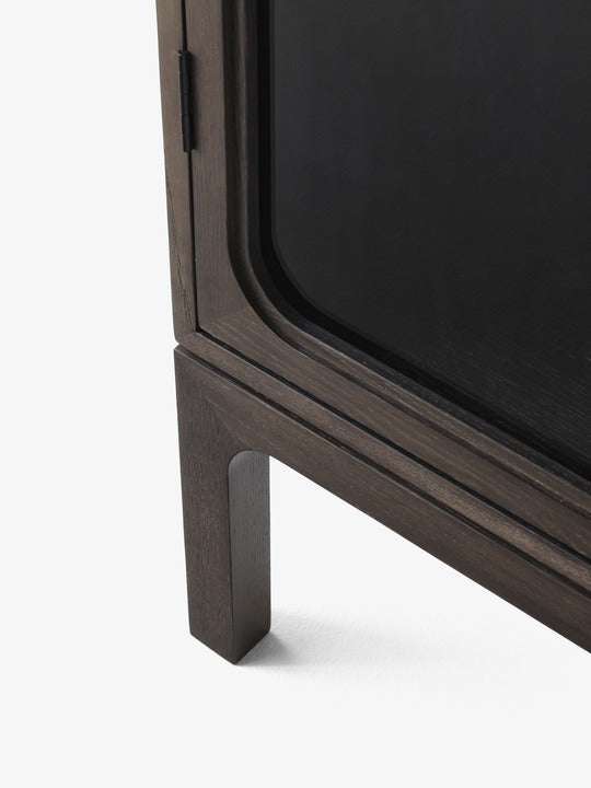 Vitrina individual &Tradition Trace SC87 de roble macizo con puertas de cristal y estructura de acero con detalles en latón d; Trace Single Cabinet SC87 — Trace SC87 &amp; SC88_Oak; Trace Single Cabinet SC87 — Trace SC87_Dark Stained Oak &amp; Oak; Trace Single Cabinet SC87 — Trace SC87 &amp; SC88_Dark Stained Oak_detail; Trace Single Cabinet SC87 — Trace SC87_Oak_detail