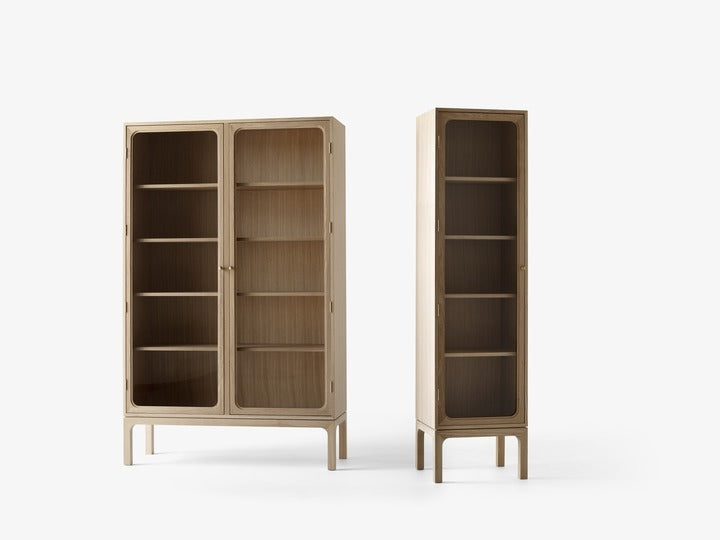 Vitrina individual &Tradition Trace SC87 de roble macizo con puertas de cristal y estructura de acero con detalles en latón d; Trace Single Cabinet SC87 — Trace SC87 &amp; SC88_Oak; Trace Single Cabinet SC87 — Trace SC87_Dark Stained Oak &amp; Oak; Trace Single Cabinet SC87 — Trace SC87 &amp; SC88_Dark Stained Oak_detail; Trace Single Cabinet SC87 — Trace SC87_Oak_detail