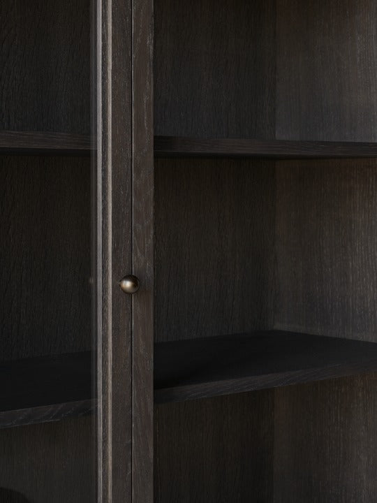 Vitrina &Tradition Trace Double Cabinet SC88 en roble macizo con puertas de cristal y detalles de latón por Space Copenhagen; Trace Double Cabinet SC88 — ATD_Retail_2023_Trace SC88_Inland AV21_Tung JA3_Collect Rug SC84; Trace Double Cabinet SC88 — ATD_Retail_2023_Trace SC88_Mnemonic MNC1; Trace Double Cabinet SC88 — ATD_Retail_2023_Develius EV1C_Trace SC88_The Moor AP5_Formakami JH5; Trace Double Cabinet SC88 — Trace SC88_Dark Stained Oak_detail_2