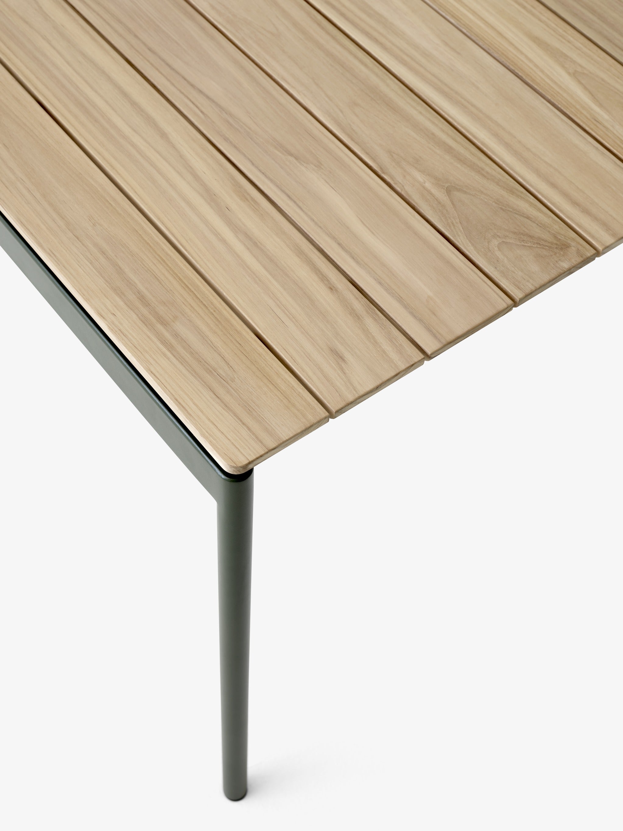 Mesa de comedor exterior &Tradition Ville AV25 en madera de teca con estructura de acero lacado, diseño nórdico para terraza; Ville Outdoor Dining Table AV25 — Ville AV25-AV26_Bronze Green w. Teak; Ville Outdoor Dining Table AV25 — Ville AV25-AV26_Warm Black w. Teak; Ville Outdoor Dining Table AV25 — Ville AV25_Warm Black w. Teak