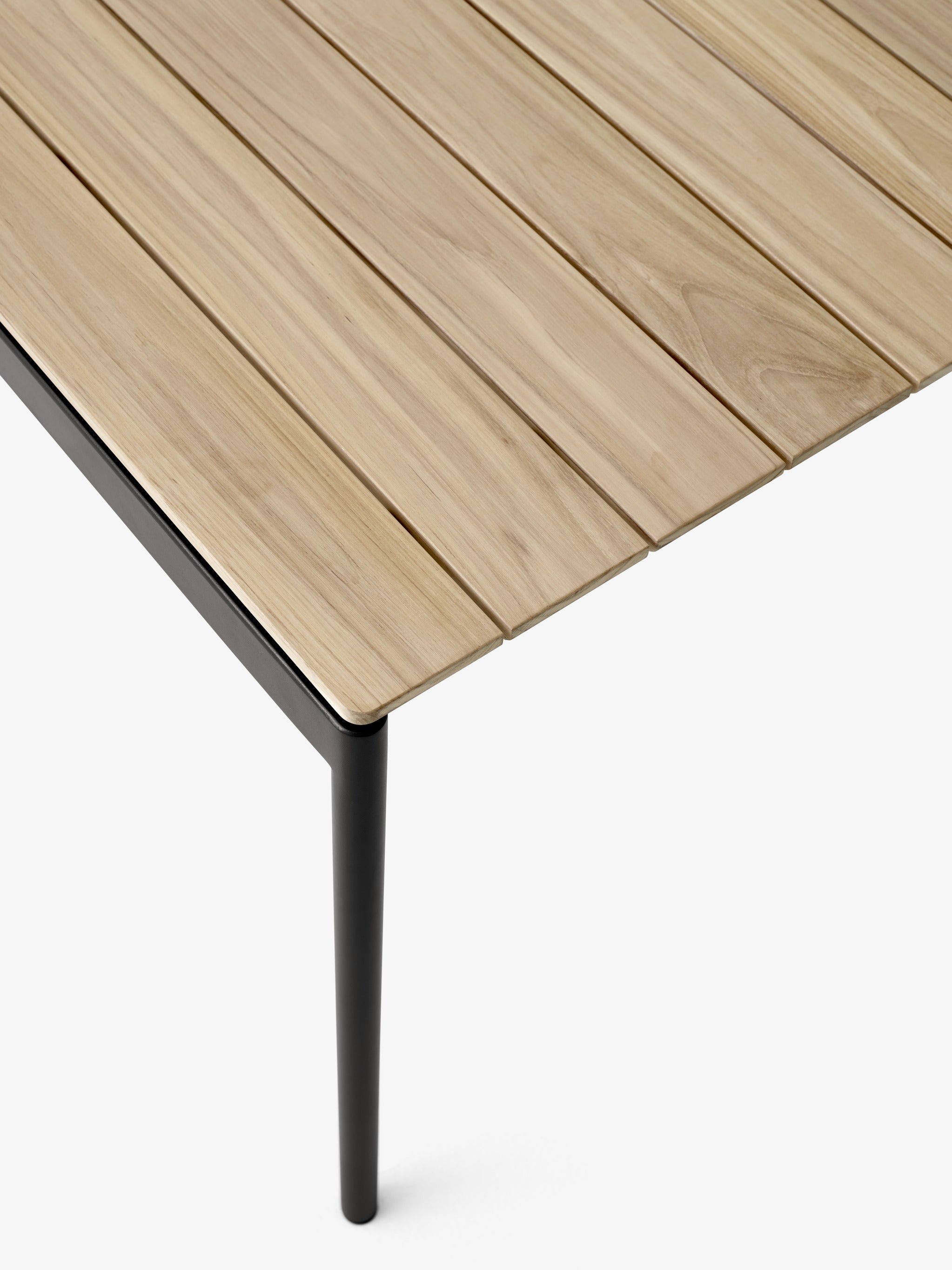 Mesa de comedor exterior &Tradition Ville AV25 en madera de teca con estructura de acero lacado, diseño nórdico para terraza; Ville Outdoor Dining Table AV25 — Ville AV25-AV26_Bronze Green w. Teak; Ville Outdoor Dining Table AV25 — Ville AV25-AV26_Warm Black w. Teak; Ville Outdoor Dining Table AV25 — Ville AV25_Warm Black w. Teak