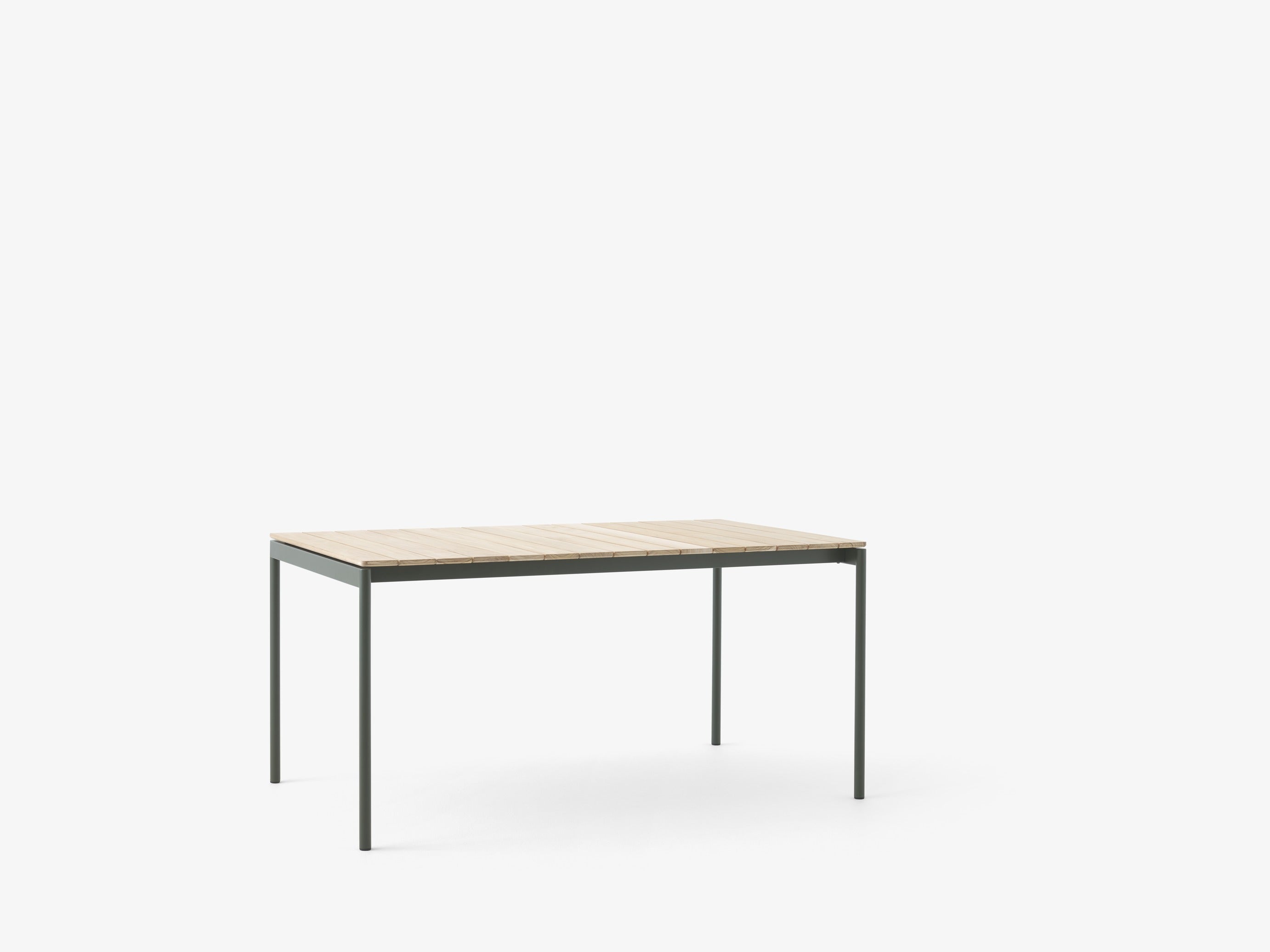 Mesa de comedor exterior &Tradition Ville AV25 en madera de teca con estructura de acero lacado, diseño nórdico para terraza; Ville Outdoor Dining Table AV25 — Ville AV25-AV26_Bronze Green w. Teak; Ville Outdoor Dining Table AV25 — Ville AV25-AV26_Warm Black w. Teak; Ville Outdoor Dining Table AV25 — Ville AV25_Warm Black w. Teak