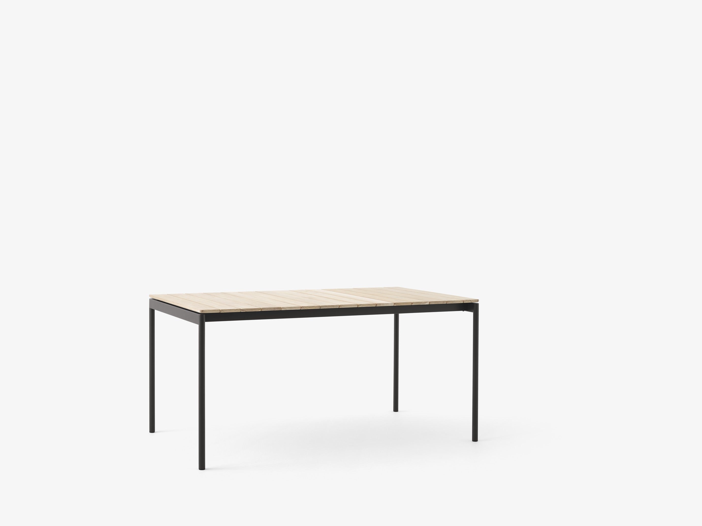 Mesa de comedor exterior &Tradition Ville AV25 en madera de teca con estructura de acero lacado, diseño nórdico para terraza; Ville Outdoor Dining Table AV25 — Ville AV25-AV26_Bronze Green w. Teak; Ville Outdoor Dining Table AV25 — Ville AV25-AV26_Warm Black w. Teak; Ville Outdoor Dining Table AV25 — Ville AV25_Warm Black w. Teak