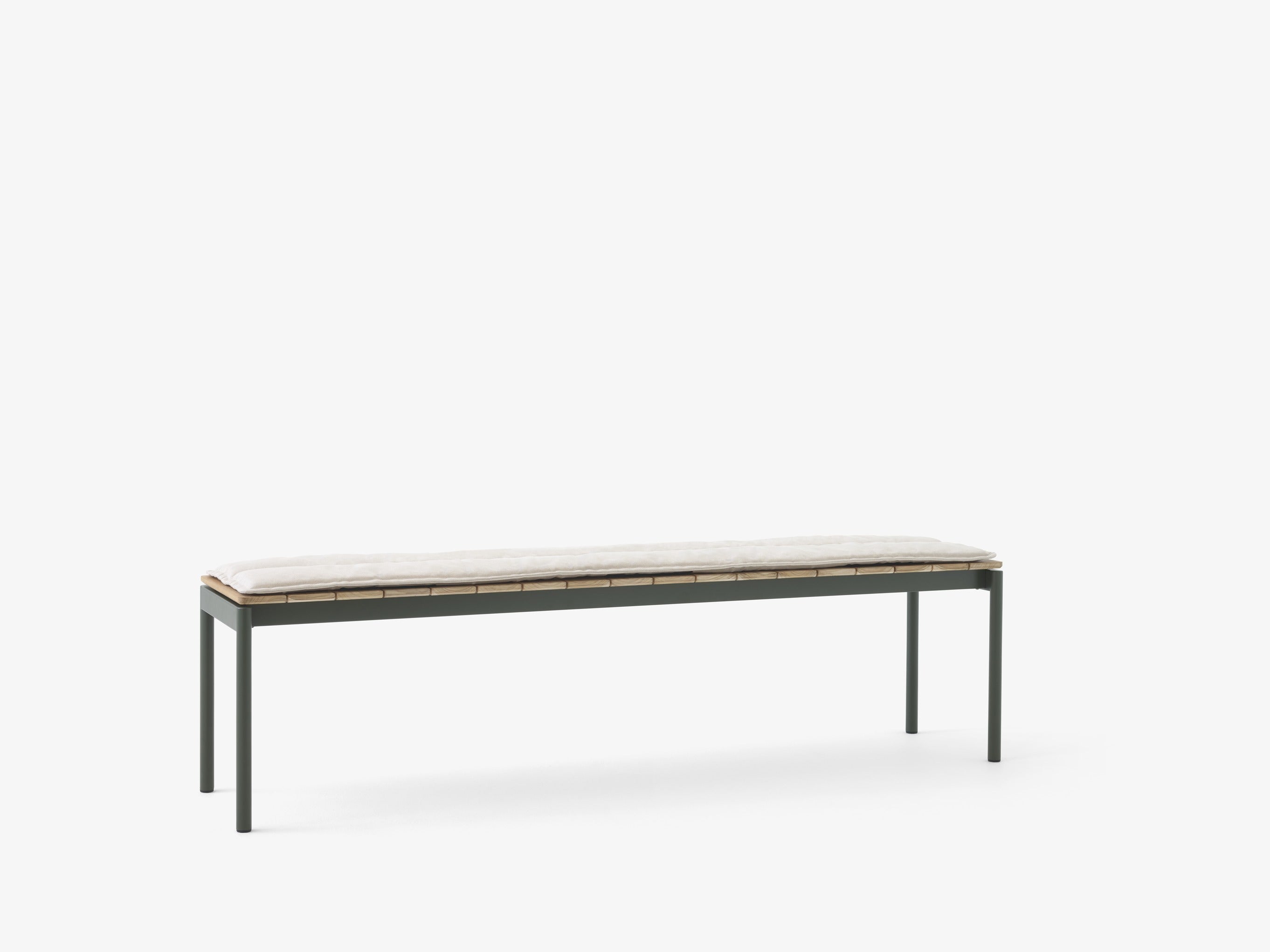 Cojín Seat Pad Ville Outdoor AV28 de &Tradition con espuma y tapicería resistente para banco de exterior diseñado por Anderss; Seat Pad Ville Outdoor Bench AV28 — Ville Bench AV28 Cushion_Heritage Char_Up; Seat Pad Ville Outdoor Bench AV28 — Ville AV28_Warm Black w. Teak_Ville Bench Cushion_Heritage Papyrus; Seat Pad Ville Outdoor Bench AV28 — Ville AV28_Warm Black w. Teak; Seat Pad Ville Outdoor Bench AV28 — Ville AV28_Bronze Green w. Teak_Ville Bench Cushion_Heritage Papyrus