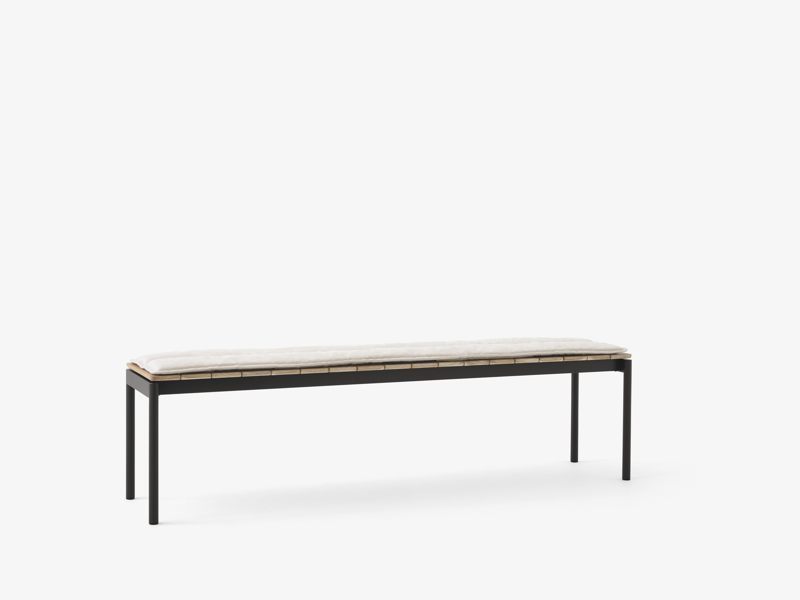 Cojín Seat Pad Ville Outdoor AV28 de &Tradition con espuma y tapicería resistente para banco de exterior diseñado por Anderss; Seat Pad Ville Outdoor Bench AV28 — Ville Bench AV28 Cushion_Heritage Char_Up; Seat Pad Ville Outdoor Bench AV28 — Ville AV28_Warm Black w. Teak_Ville Bench Cushion_Heritage Papyrus; Seat Pad Ville Outdoor Bench AV28 — Ville AV28_Warm Black w. Teak; Seat Pad Ville Outdoor Bench AV28 — Ville AV28_Bronze Green w. Teak_Ville Bench Cushion_Heritage Papyrus