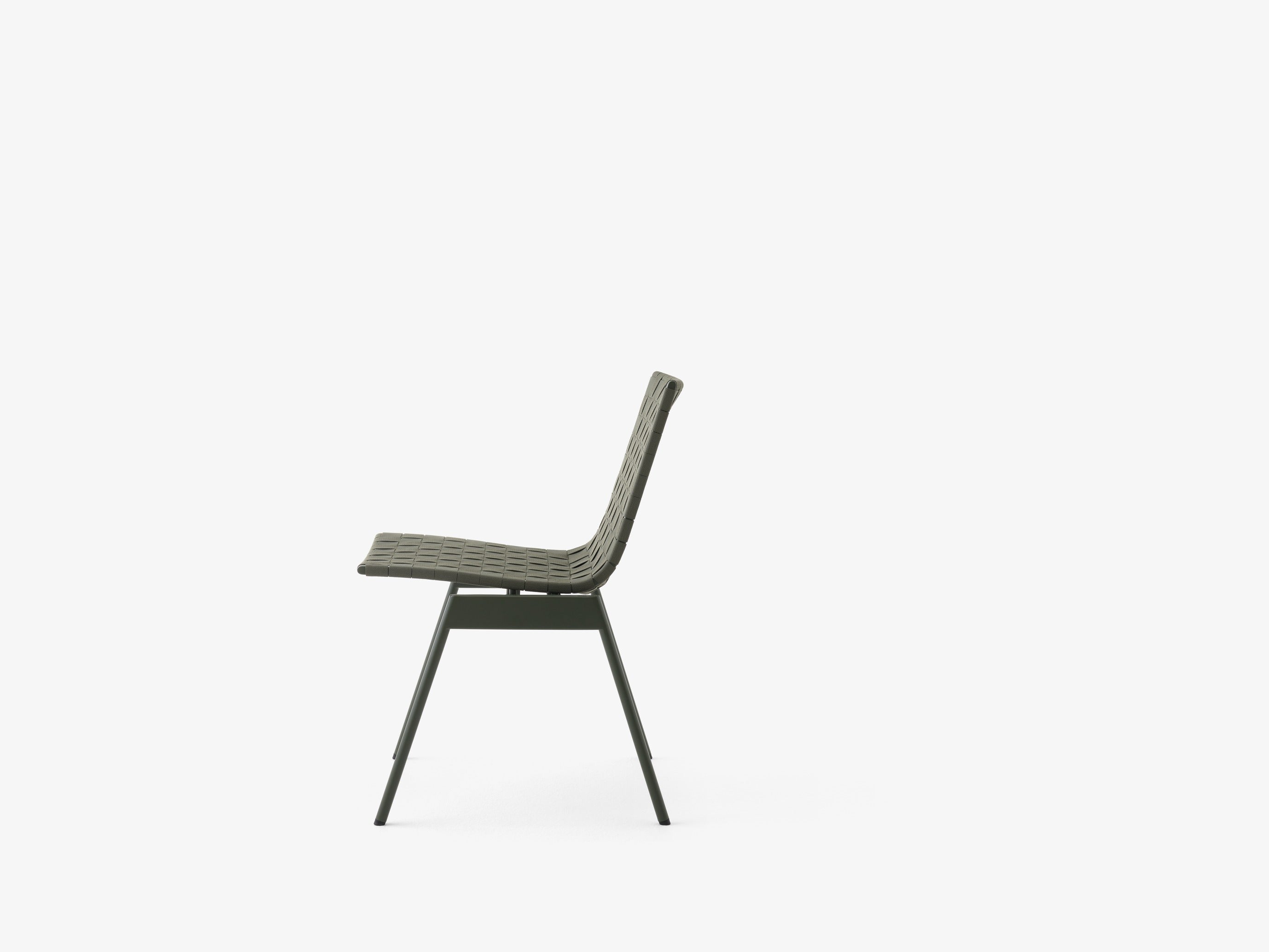 Silla exterior &Tradition Cushion Ville AV33 con tapicería acolchada y estructura moderna, diseñada por Anderssen & Voll; Cushion Ville Outdoor Sidechair AV33 — Ville AV33_Bronze Green_Ville Chair AV33-AV34 Cushion_Heritage Char_Angled front; Cushion Ville Outdoor Sidechair AV33 — Ville AV33_Warm Black_Ville Chair AV33-AV34 Cushion_Heritage Char_Angled front; Cushion Ville Outdoor Sidechair AV33 — Ville AV33_Bronze Green_Side; Cushion Ville Outdoor Sidechair AV33 — Ville AV33_Warm Black_Side