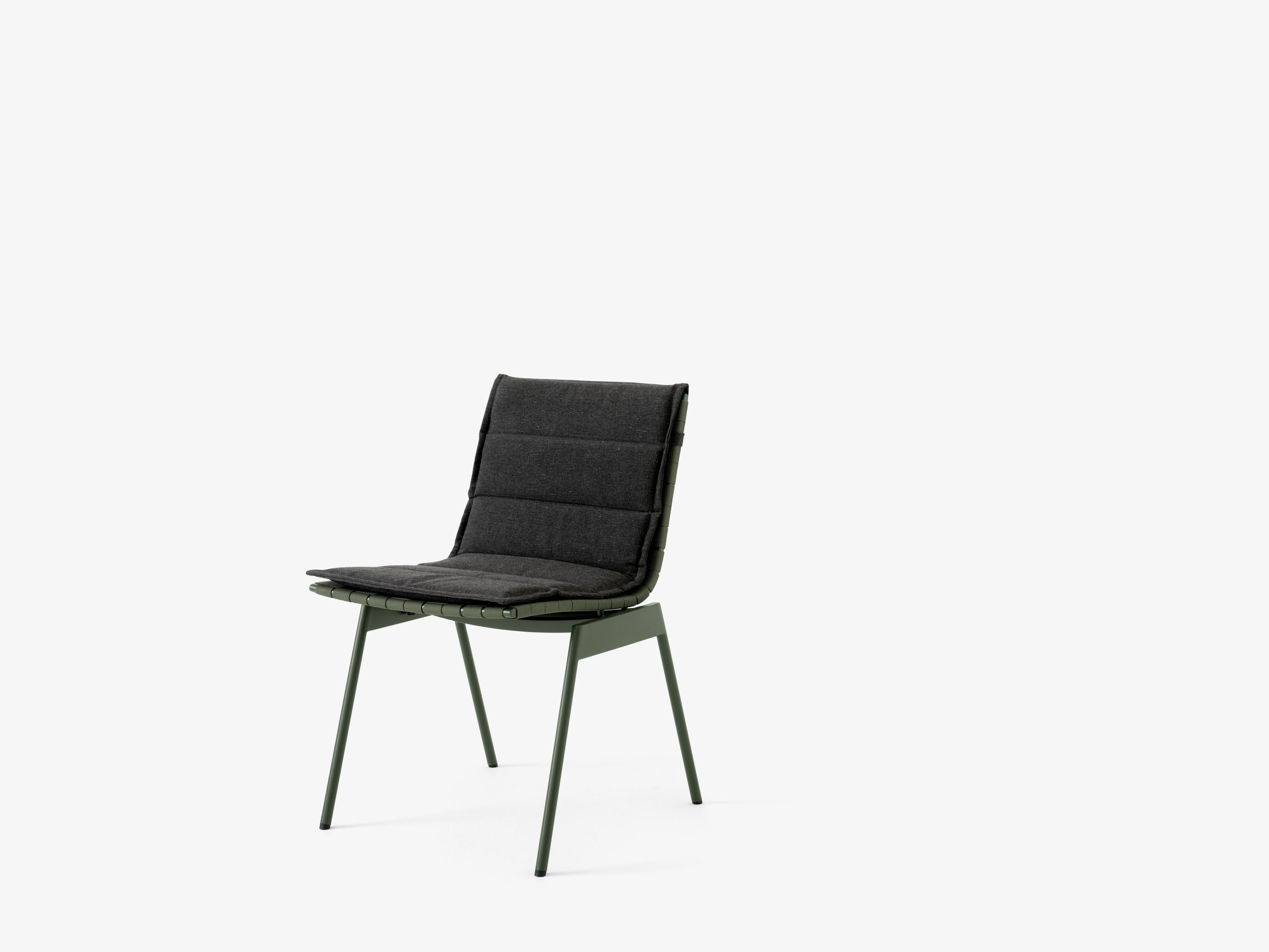 Silla exterior &Tradition Cushion Ville AV33 con tapicería acolchada y estructura moderna, diseñada por Anderssen & Voll; Cushion Ville Outdoor Sidechair AV33 — Ville AV33_Bronze Green_Ville Chair AV33-AV34 Cushion_Heritage Char_Angled front; Cushion Ville Outdoor Sidechair AV33 — Ville AV33_Warm Black_Ville Chair AV33-AV34 Cushion_Heritage Char_Angled front; Cushion Ville Outdoor Sidechair AV33 — Ville AV33_Bronze Green_Side; Cushion Ville Outdoor Sidechair AV33 — Ville AV33_Warm Black_Side