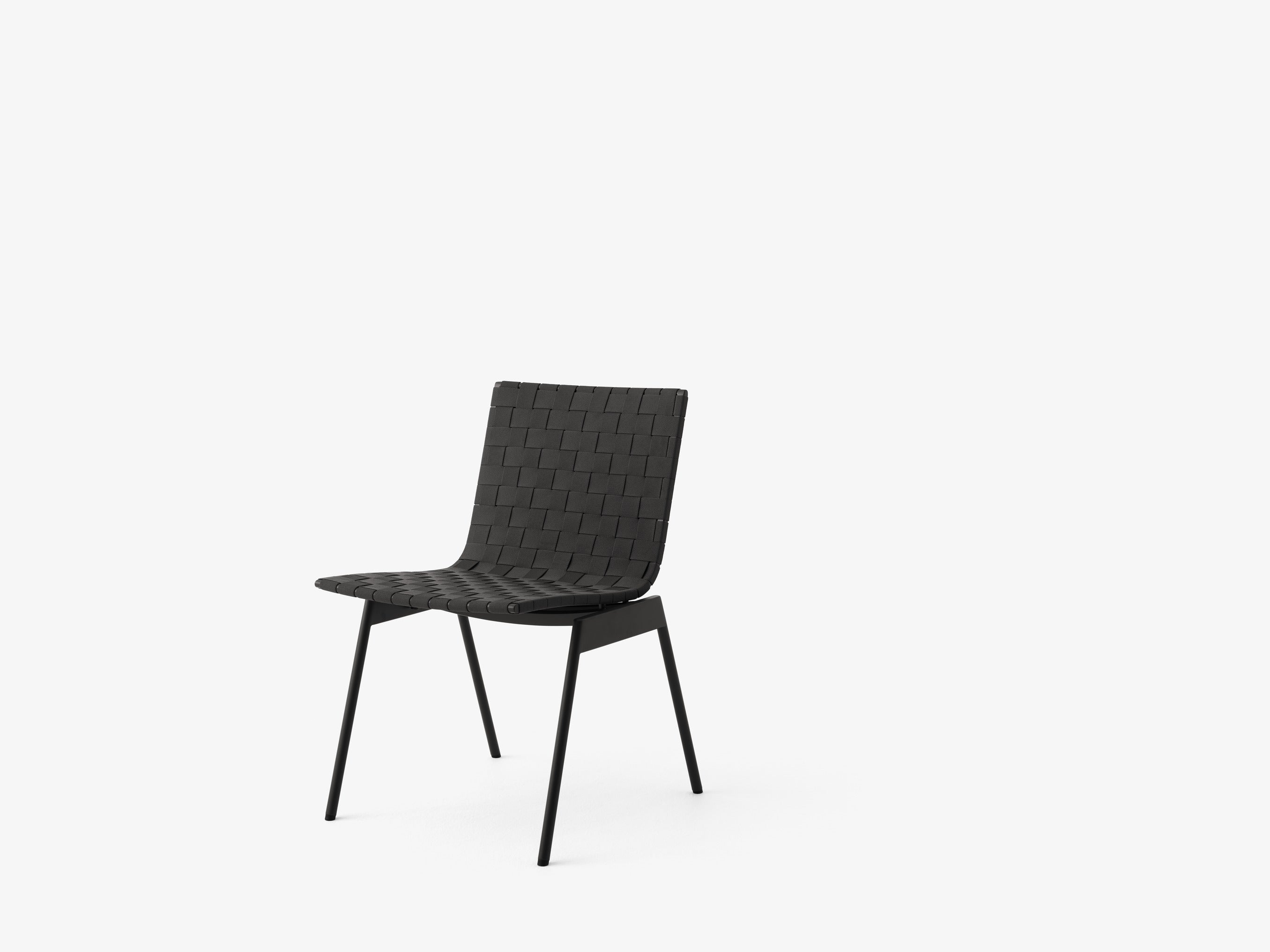 Silla exterior &Tradition Cushion Ville AV33 con tapicería acolchada y estructura moderna, diseñada por Anderssen & Voll; Cushion Ville Outdoor Sidechair AV33 — Ville AV33_Bronze Green_Ville Chair AV33-AV34 Cushion_Heritage Char_Angled front; Cushion Ville Outdoor Sidechair AV33 — Ville AV33_Warm Black_Ville Chair AV33-AV34 Cushion_Heritage Char_Angled front; Cushion Ville Outdoor Sidechair AV33 — Ville AV33_Bronze Green_Side; Cushion Ville Outdoor Sidechair AV33 — Ville AV33_Warm Black_Side