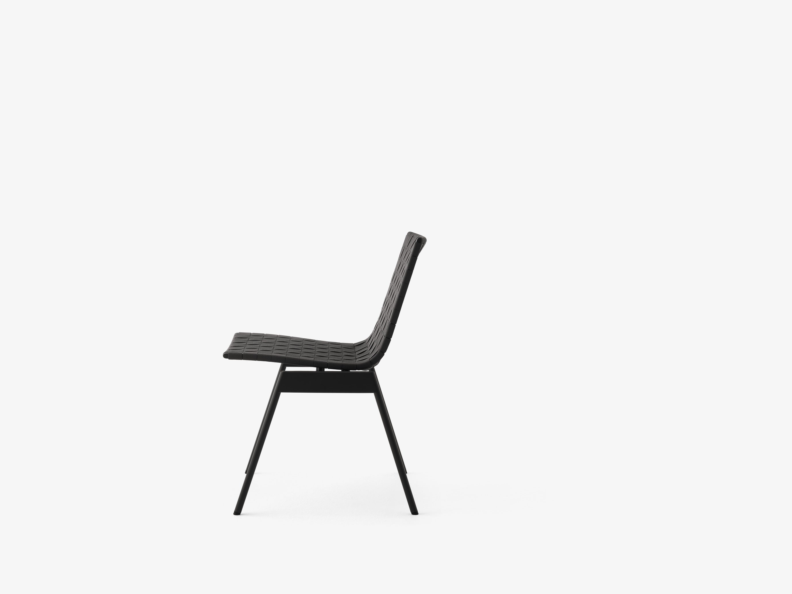 Silla exterior &Tradition Cushion Ville AV33 con tapicería acolchada y estructura moderna, diseñada por Anderssen & Voll; Cushion Ville Outdoor Sidechair AV33 — Ville AV33_Bronze Green_Ville Chair AV33-AV34 Cushion_Heritage Char_Angled front; Cushion Ville Outdoor Sidechair AV33 — Ville AV33_Warm Black_Ville Chair AV33-AV34 Cushion_Heritage Char_Angled front; Cushion Ville Outdoor Sidechair AV33 — Ville AV33_Bronze Green_Side; Cushion Ville Outdoor Sidechair AV33 — Ville AV33_Warm Black_Side