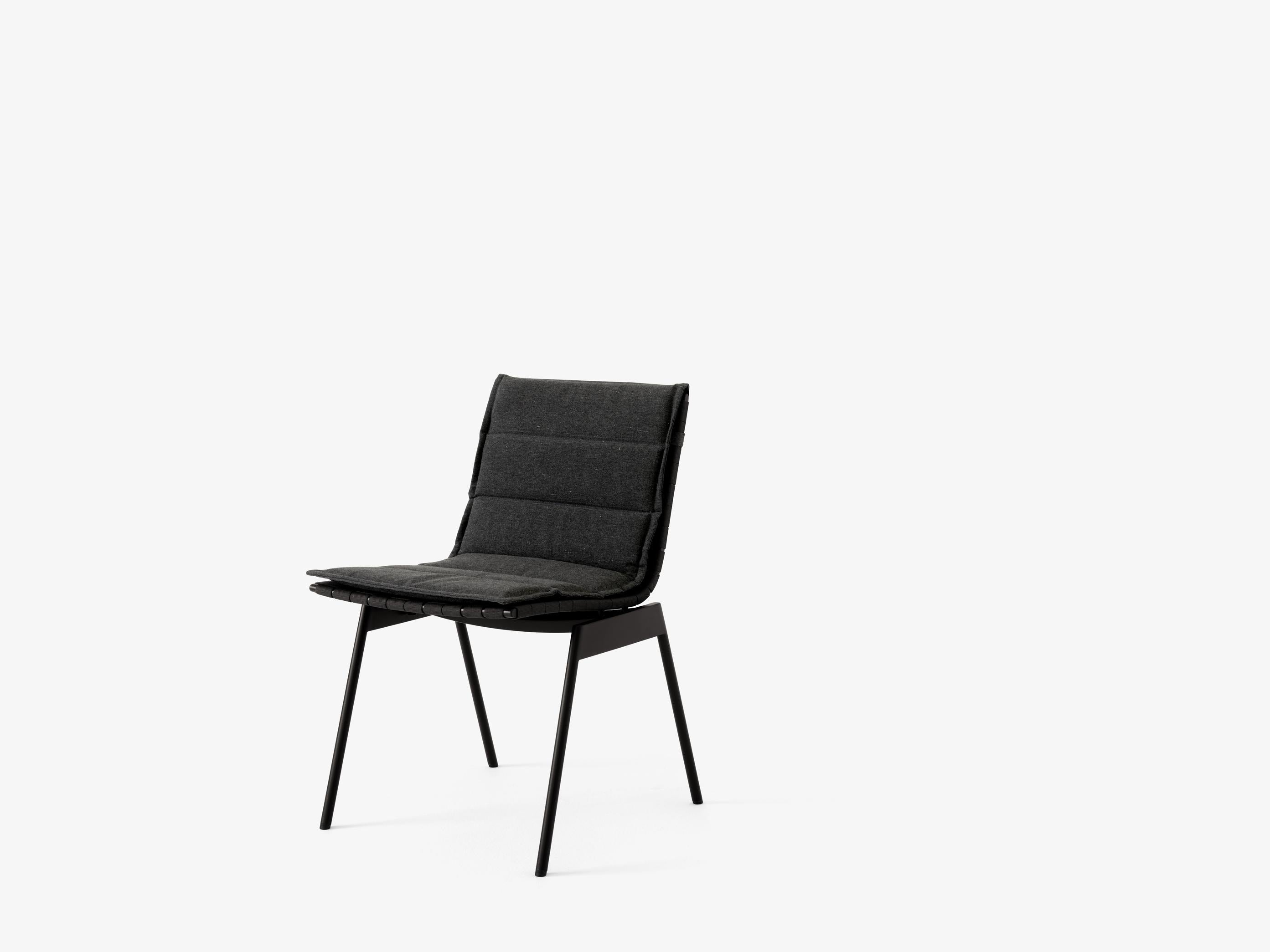 Silla exterior &Tradition Cushion Ville AV33 con tapicería acolchada y estructura moderna, diseñada por Anderssen & Voll; Cushion Ville Outdoor Sidechair AV33 — Ville AV33_Bronze Green_Ville Chair AV33-AV34 Cushion_Heritage Char_Angled front; Cushion Ville Outdoor Sidechair AV33 — Ville AV33_Warm Black_Ville Chair AV33-AV34 Cushion_Heritage Char_Angled front; Cushion Ville Outdoor Sidechair AV33 — Ville AV33_Bronze Green_Side; Cushion Ville Outdoor Sidechair AV33 — Ville AV33_Warm Black_Side