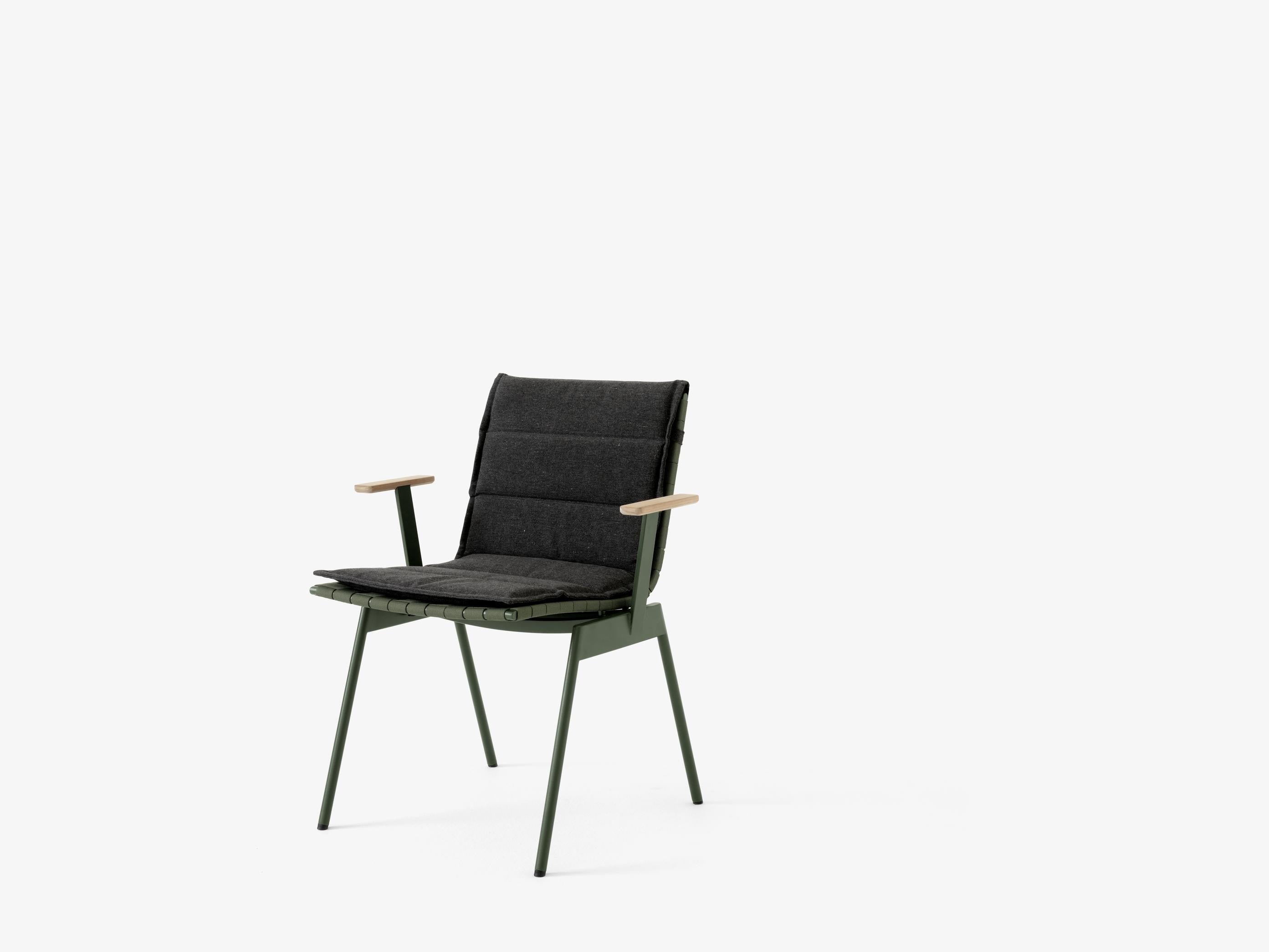 Butaca exterior &Tradition Ville AV34 en madera de teca con estructura de acero y correas de poliéster, diseño Anderssen & Vo; Ville Outdoor Armchair AV34 — Ville AV34_Warm Black w. Teak_Ville Chair AV33-34 Cushion_Heritage Char_Angled front; Ville Outdoor Armchair AV34 — Ville AV34_Bronze Green w. Teak_Ville Chair Cushion AV33_AV34_Heritage Papyrus; Ville Outdoor Armchair AV34 — Ville AV34_Warm Black w. Teak_Ville Chair Cushion AV33_AV34_Heritage Papyrus